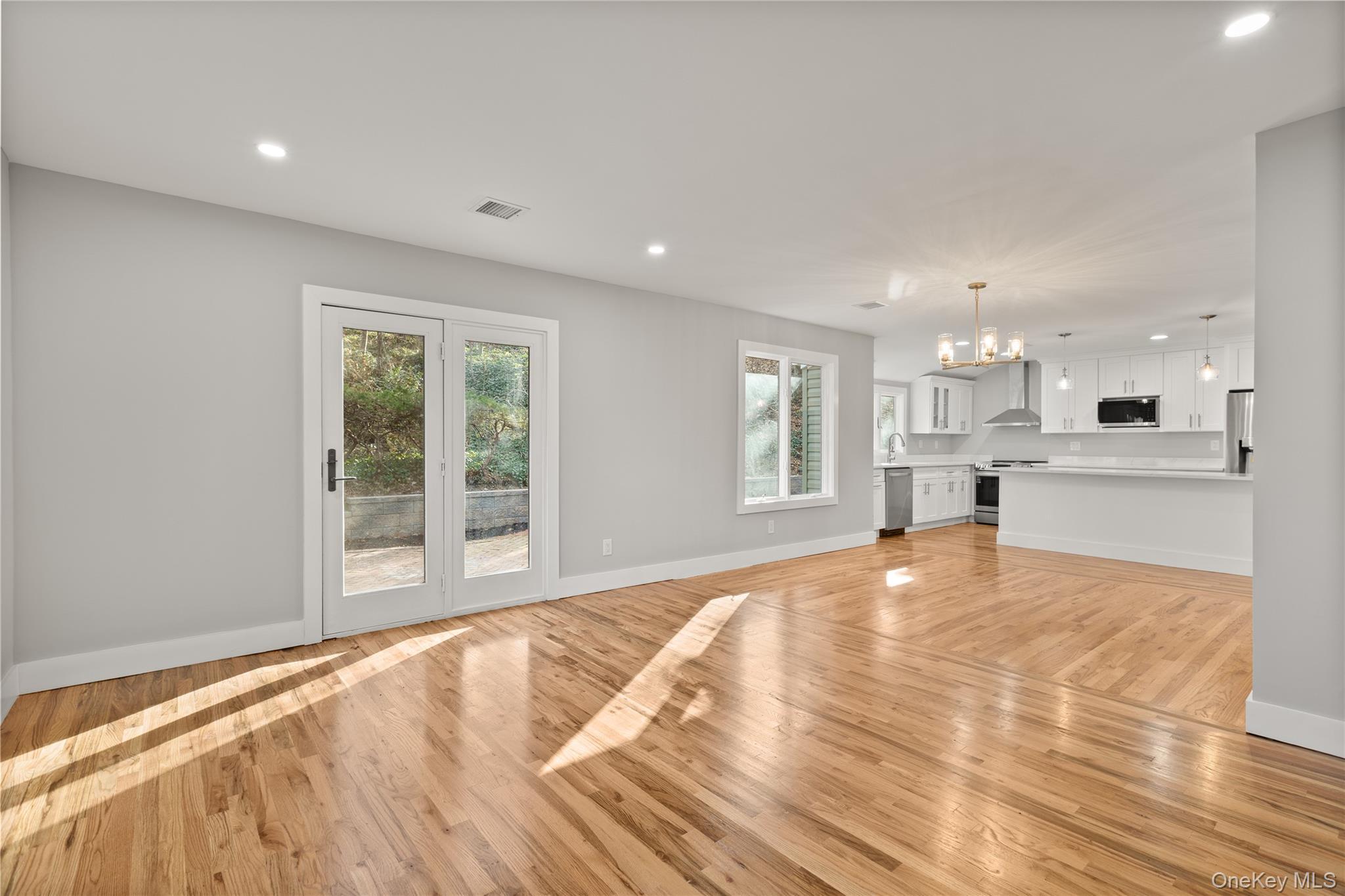 Single Family Crooked Hill Suffolk County, NY 11743, MLS-940602-8