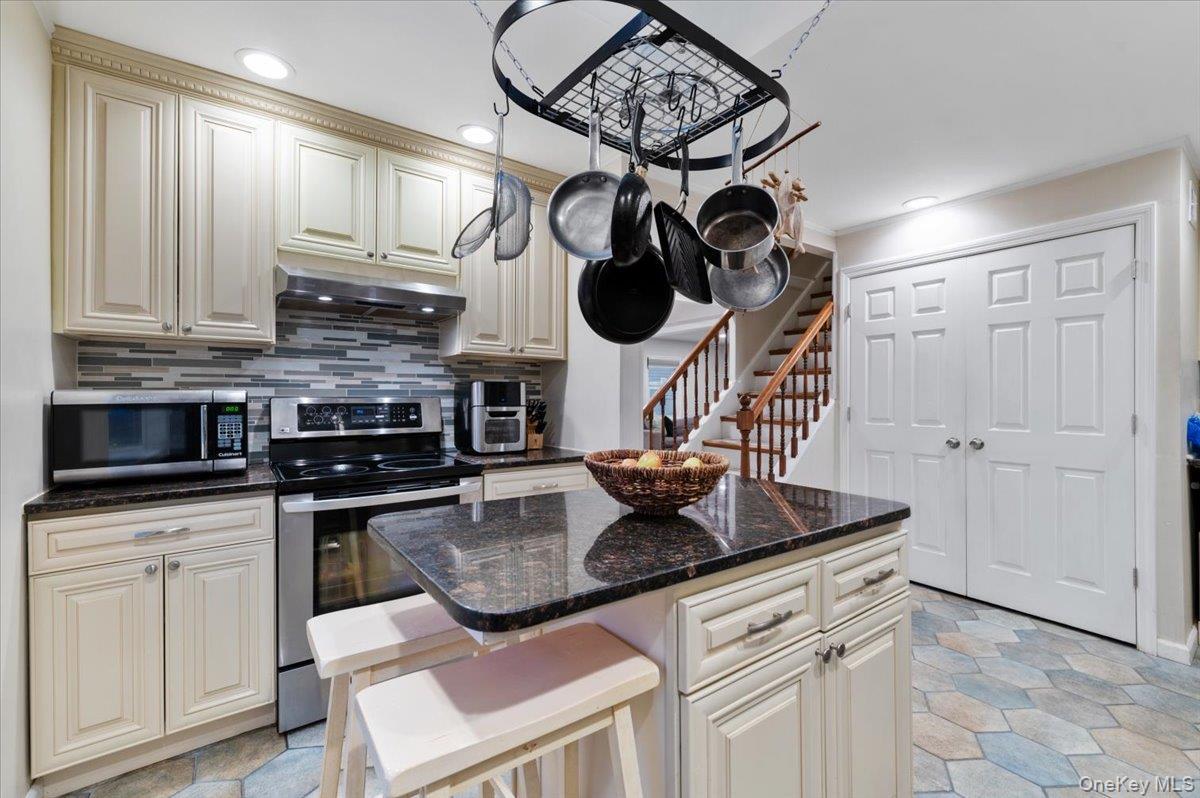 Single Family Mason  Nassau County, NY 11590, MLS-940647-9