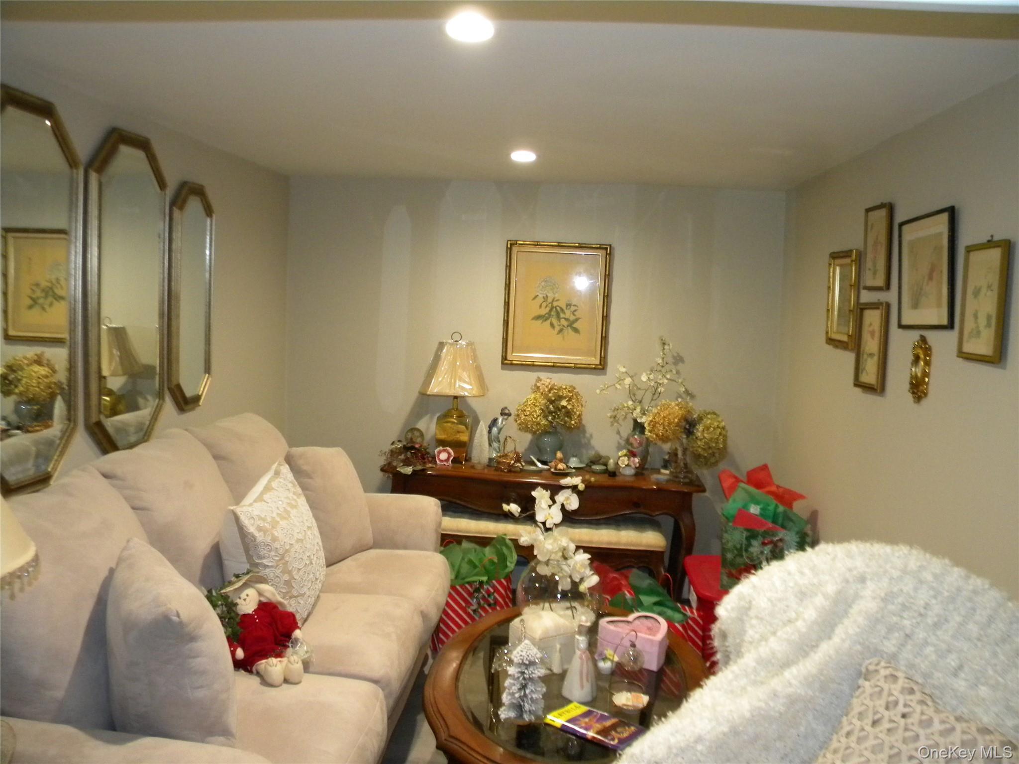 Single Family Evergreen Suffolk County, NY 11784, MLS-940787-29