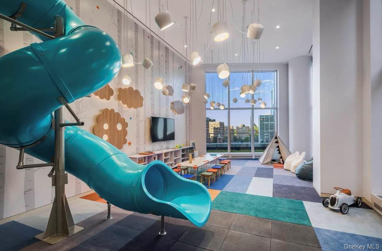 Condo 40th Queens, NY 11354, MLS-940842-19