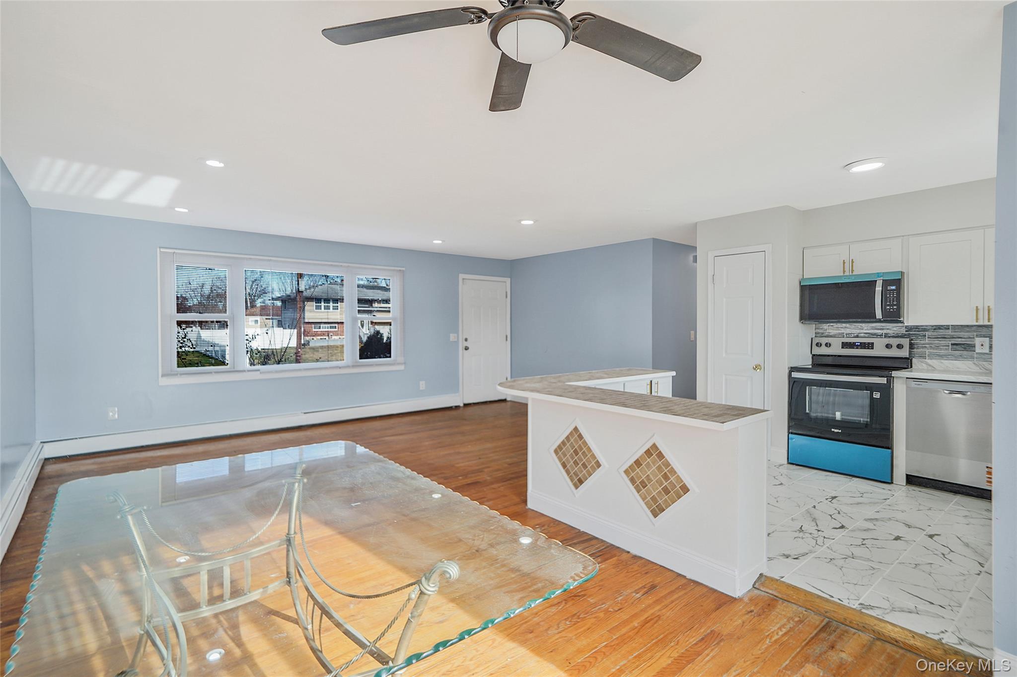 Single Family New York Suffolk County, NY 11706, MLS-940849-11