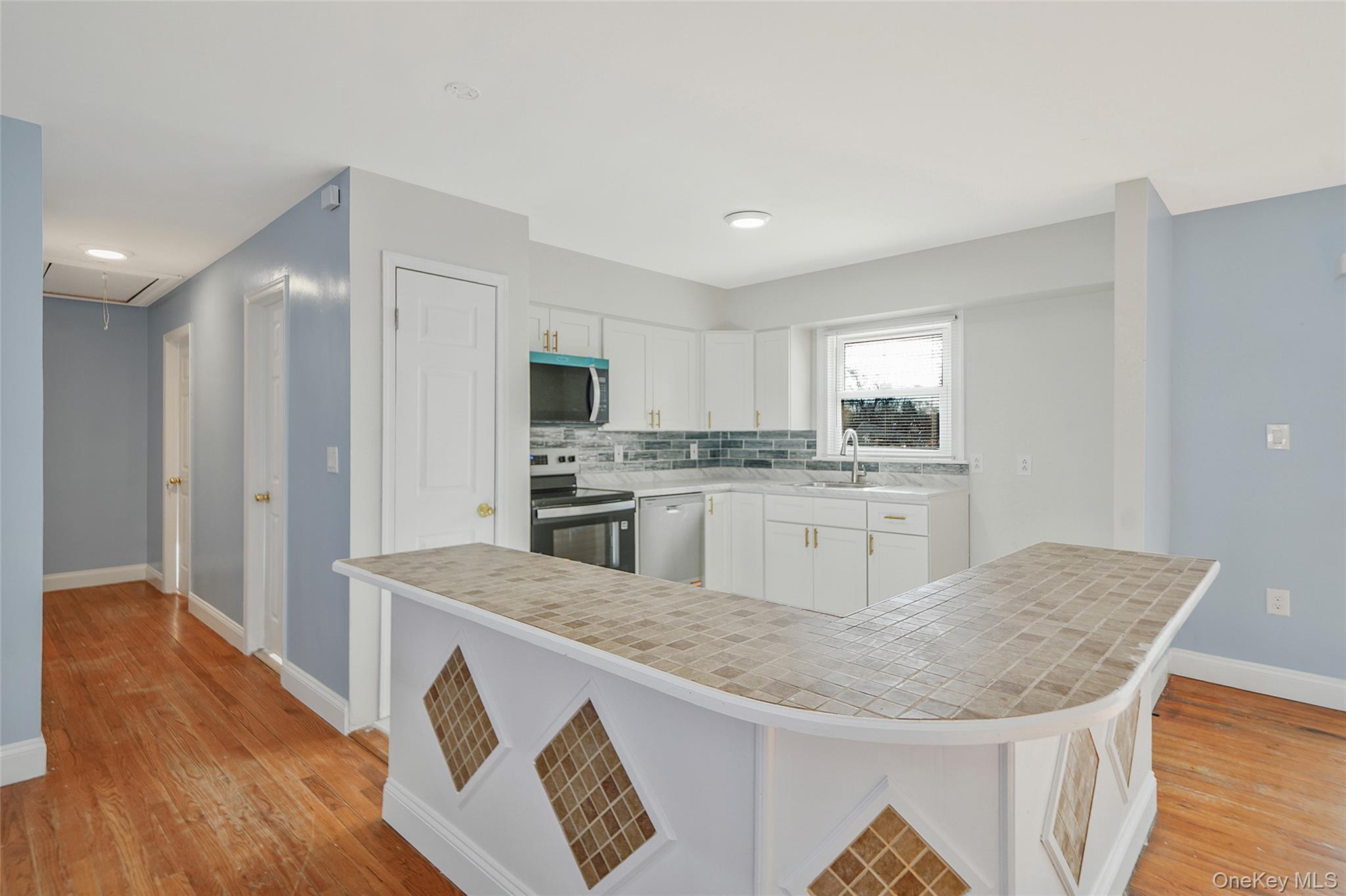 Single Family New York Suffolk County, NY 11706, MLS-940849-15