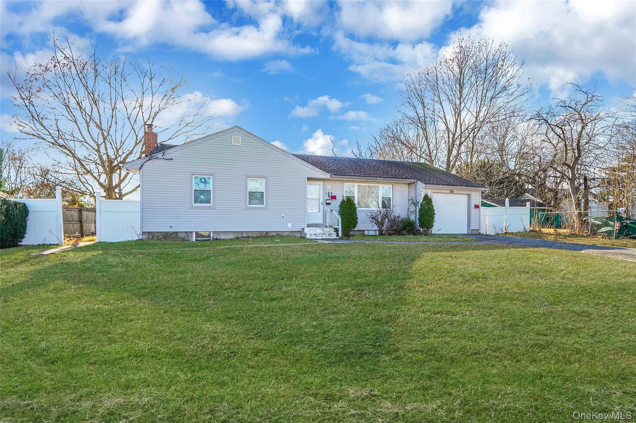 Single Family New York Suffolk County, NY 11706, MLS-940849-2