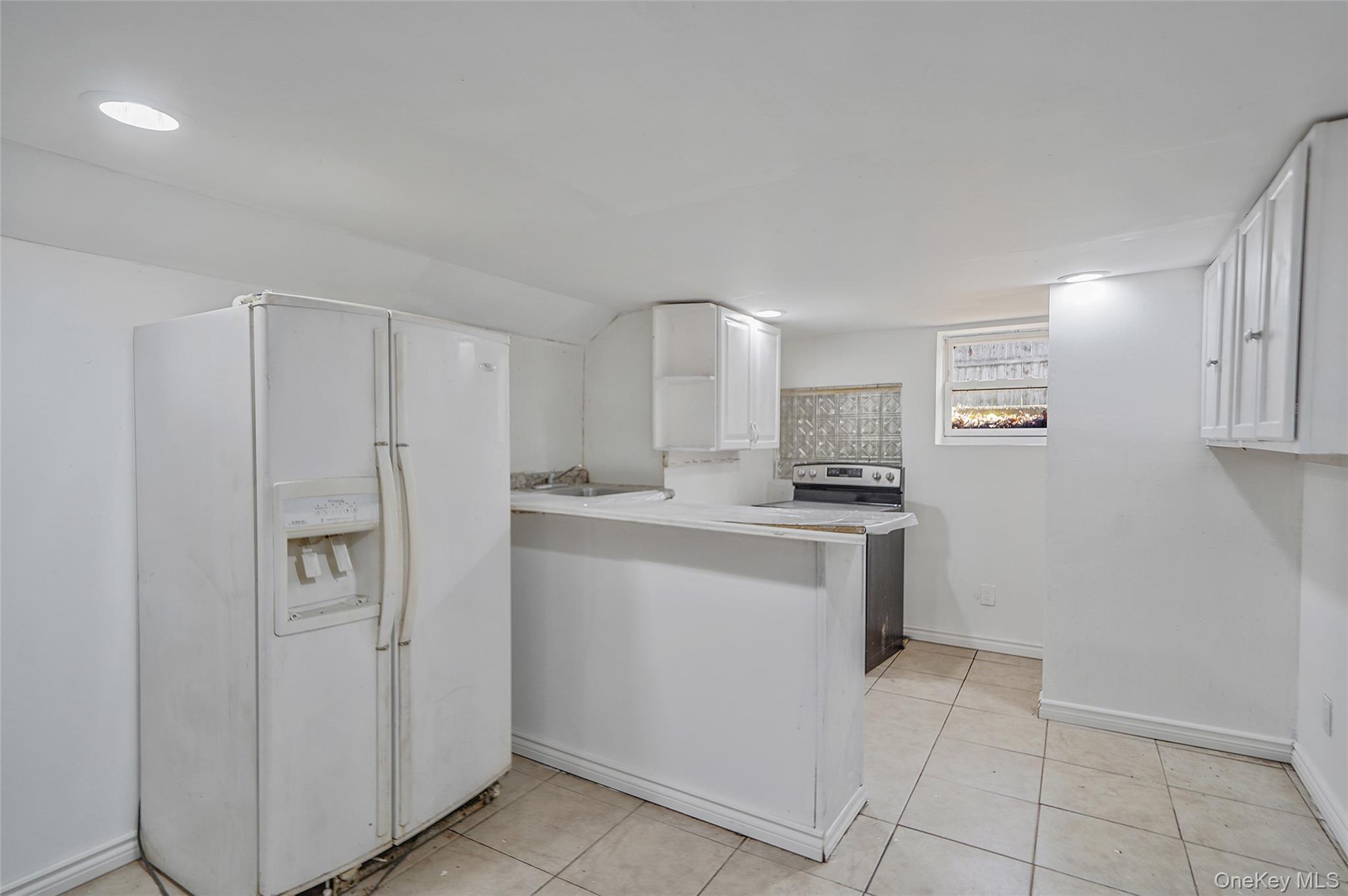 Single Family New York Suffolk County, NY 11706, MLS-940849-22