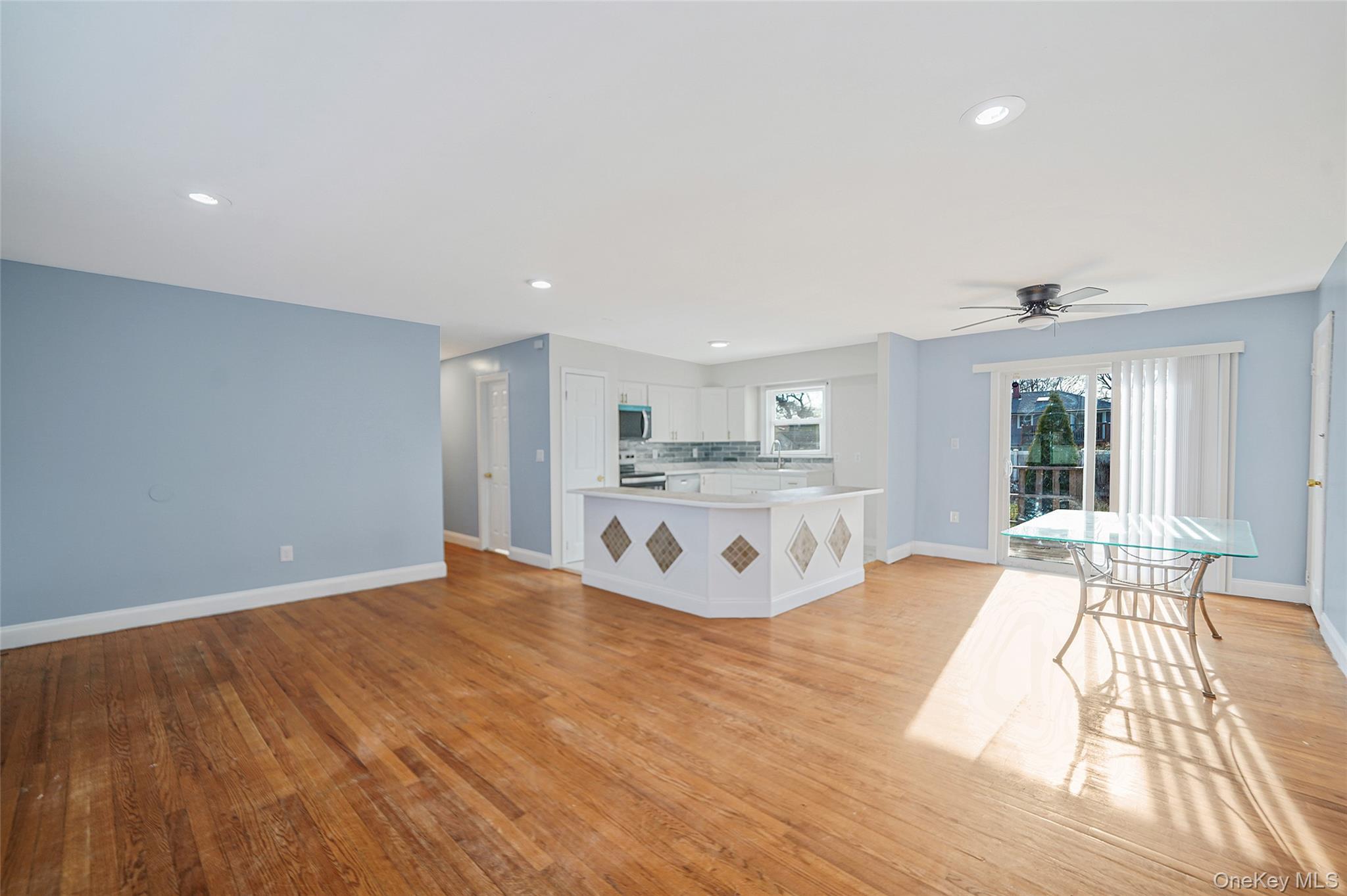 Single Family New York Suffolk County, NY 11706, MLS-940849-8