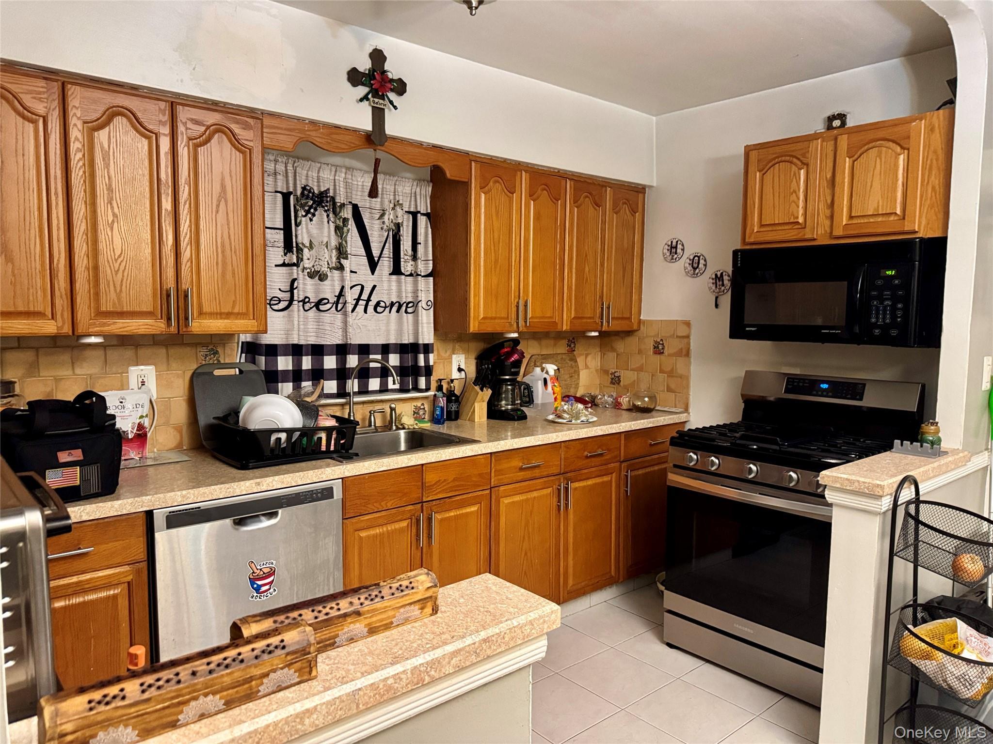 Single Family Mayflower  Bronx, NY 10461, MLS-941054-9