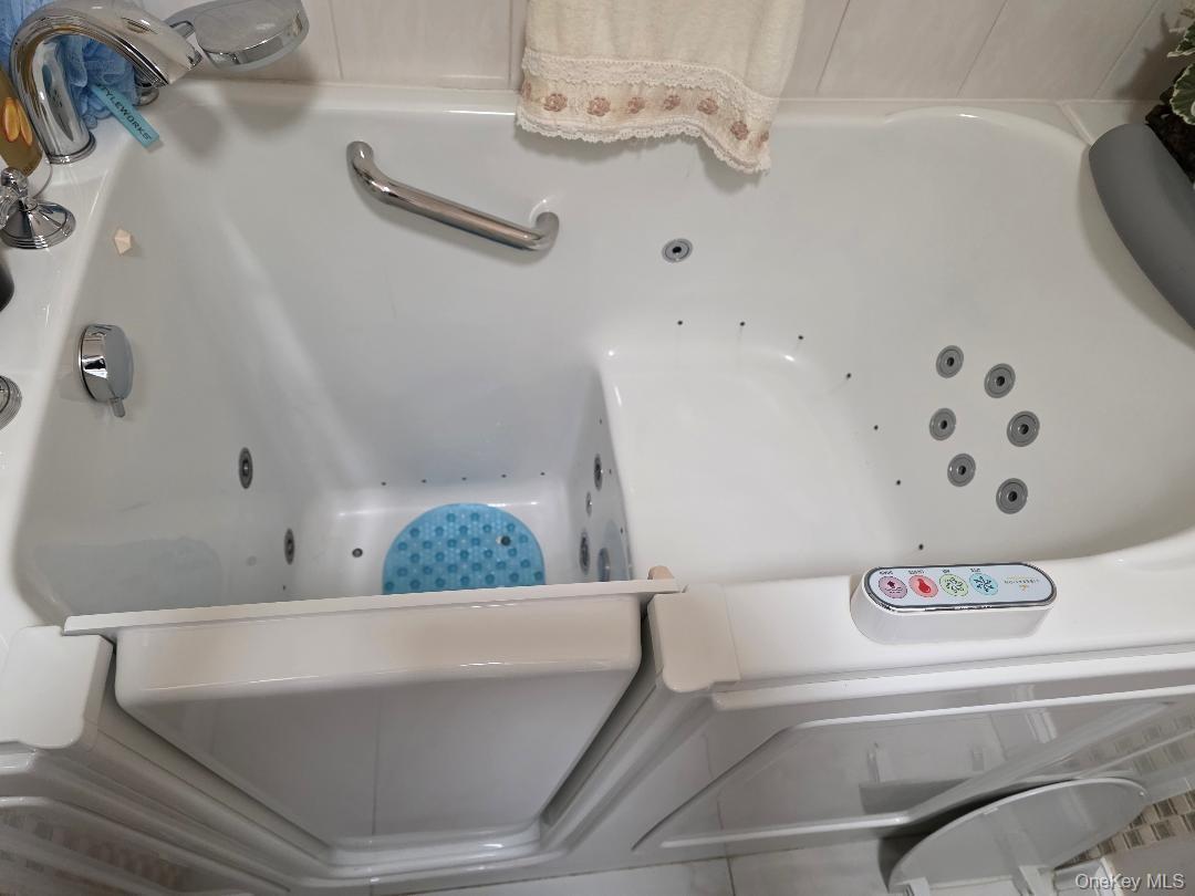 Single Family Gotham Suffolk County, NY 11780, MLS-941087-29