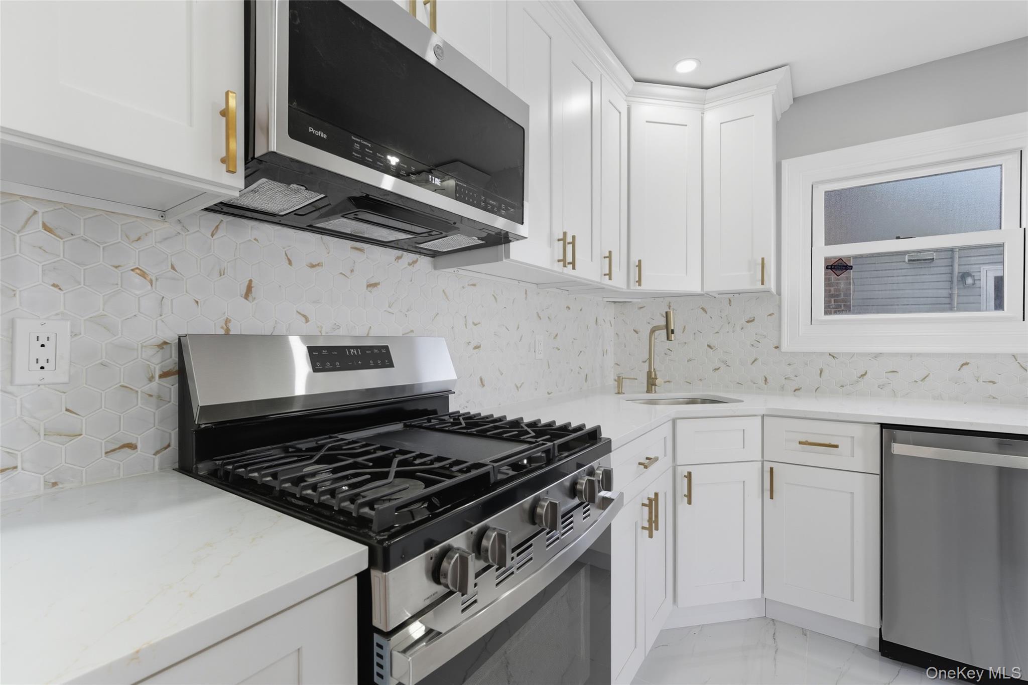 Single Family Glendale Suffolk County, NY 11704, MLS-941343-10