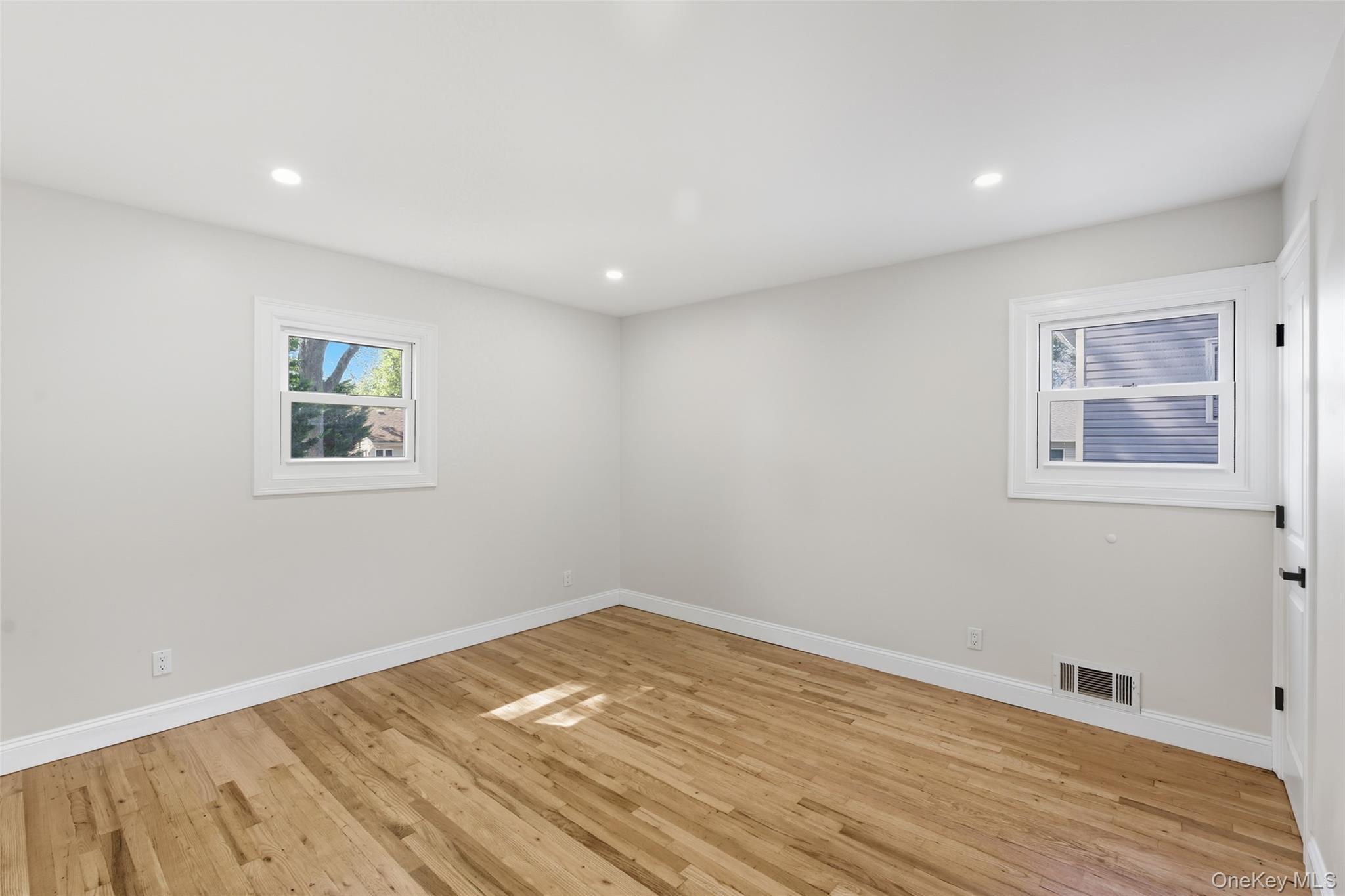 Single Family Glendale Suffolk County, NY 11704, MLS-941343-12