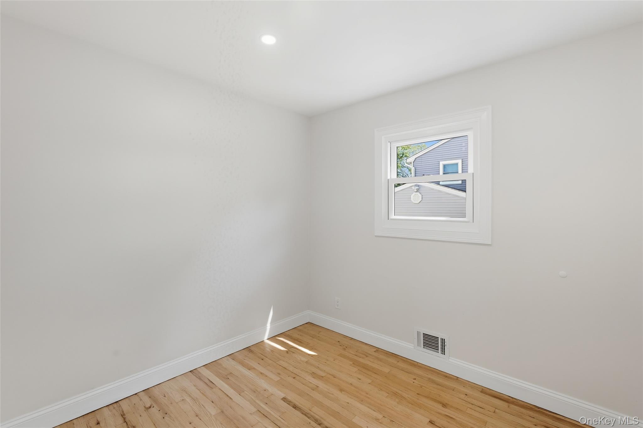 Single Family Glendale Suffolk County, NY 11704, MLS-941343-13