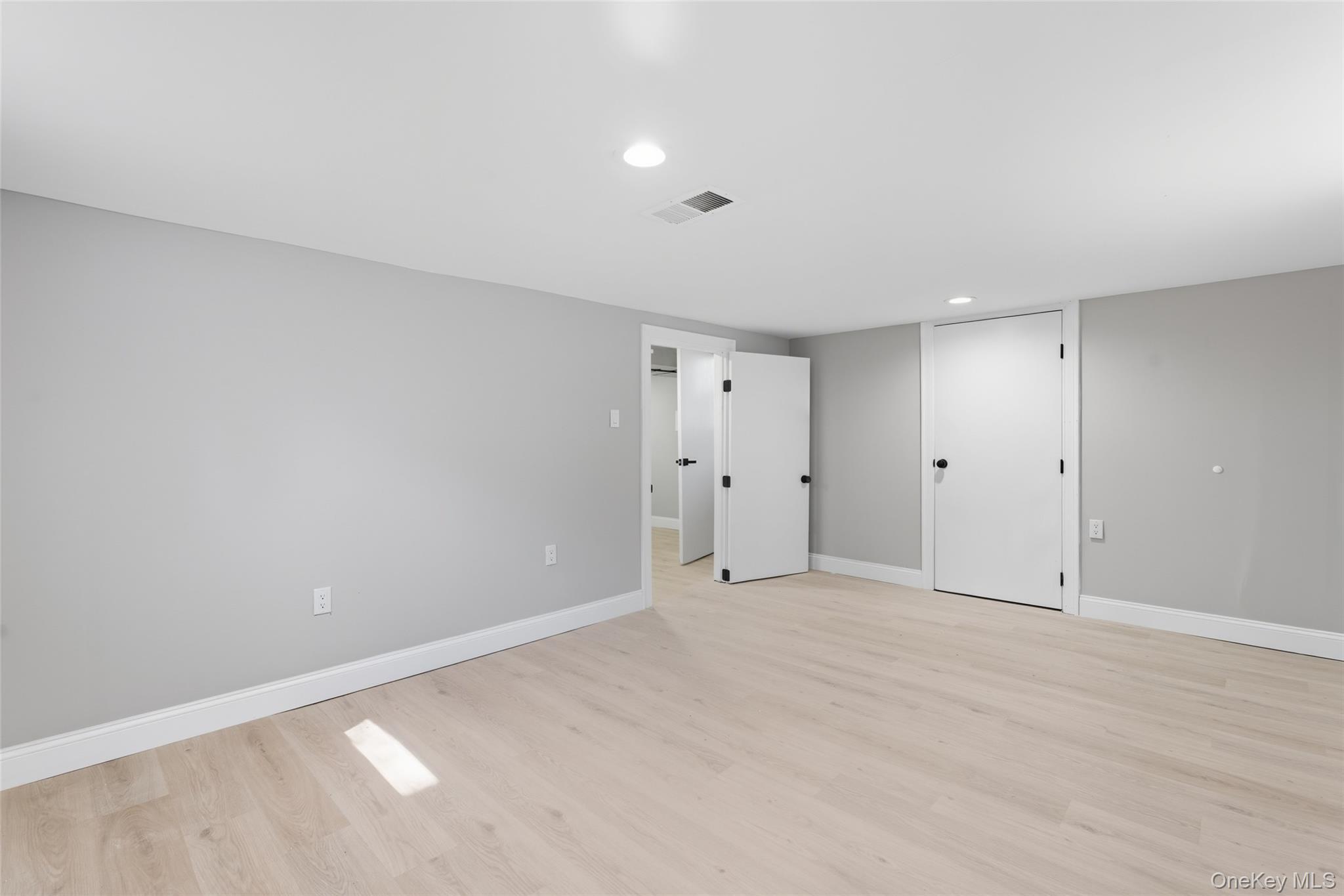 Single Family Glendale Suffolk County, NY 11704, MLS-941343-17