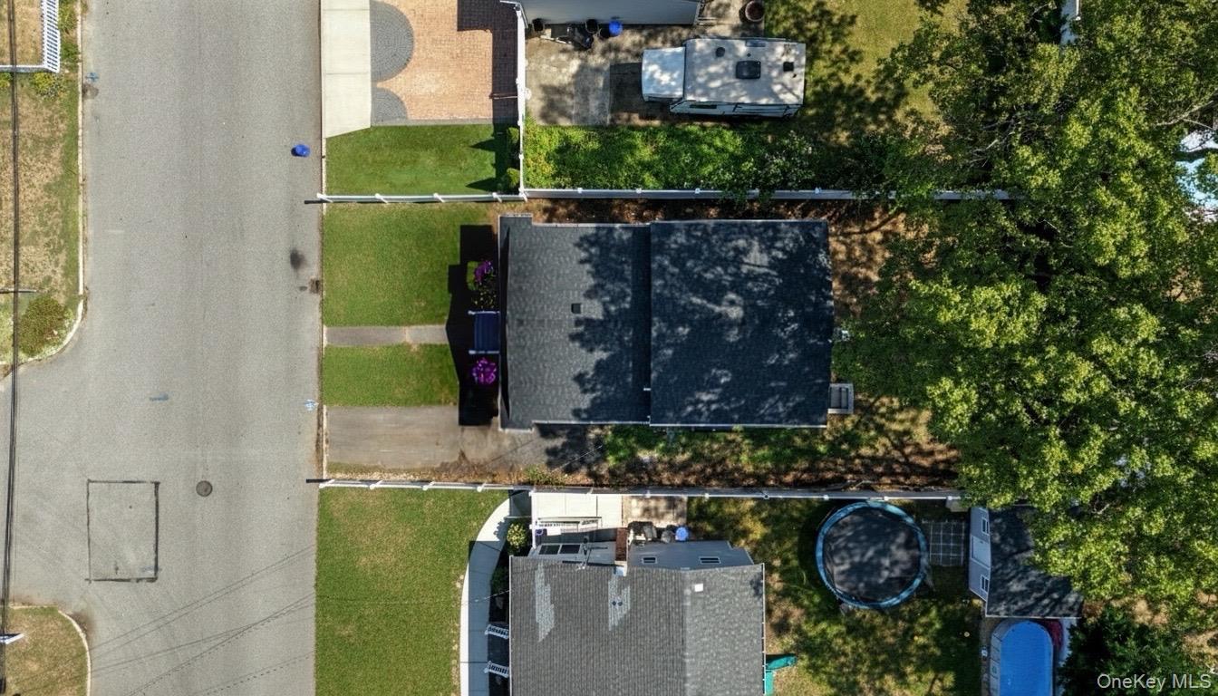 Single Family Glendale Suffolk County, NY 11704, MLS-941343-25