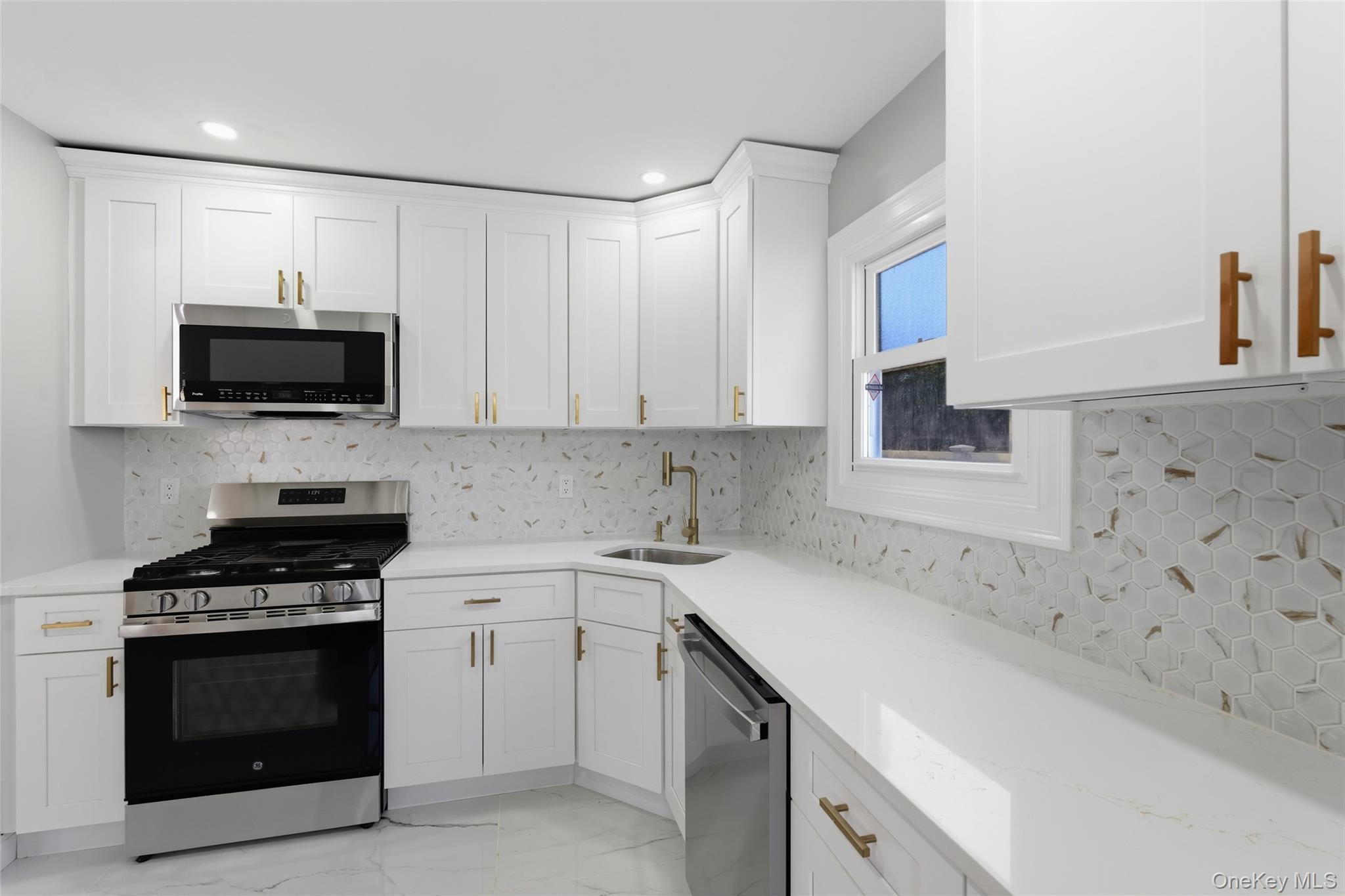 Single Family Glendale Suffolk County, NY 11704, MLS-941343-5