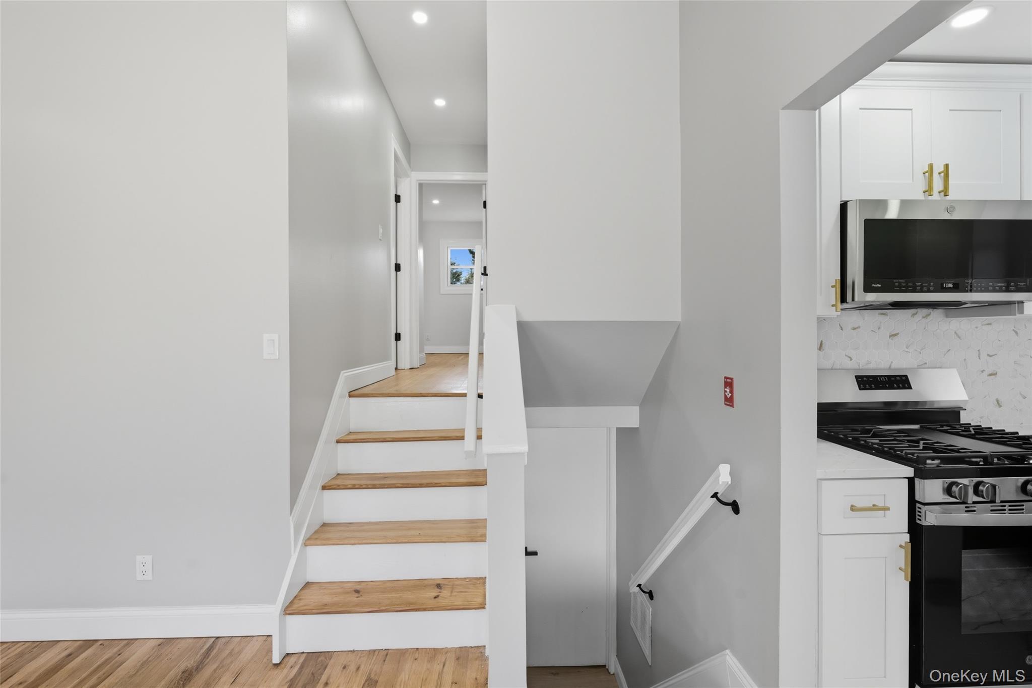 Single Family Glendale Suffolk County, NY 11704, MLS-941343-8