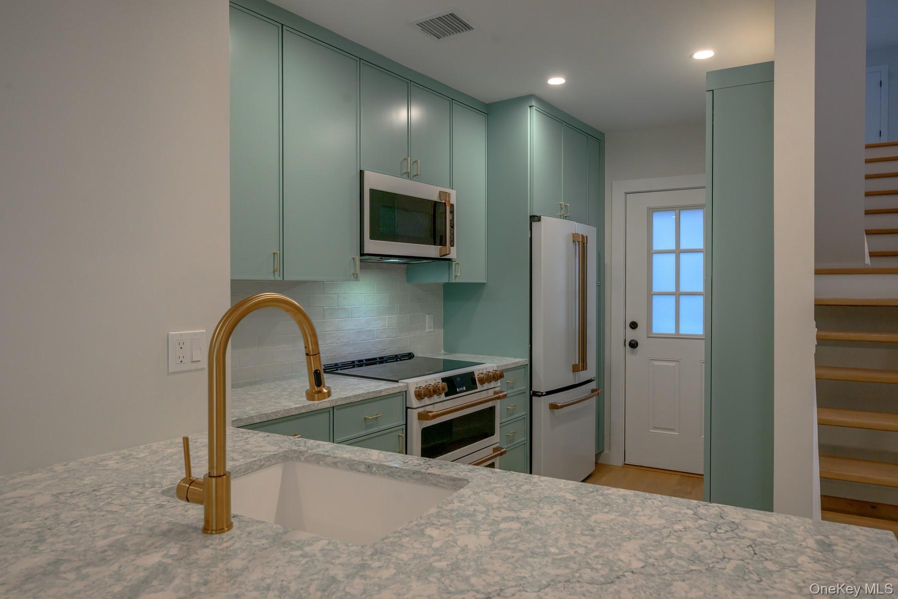 Condo Fairway  Suffolk County, NY 11954, MLS-941425-6