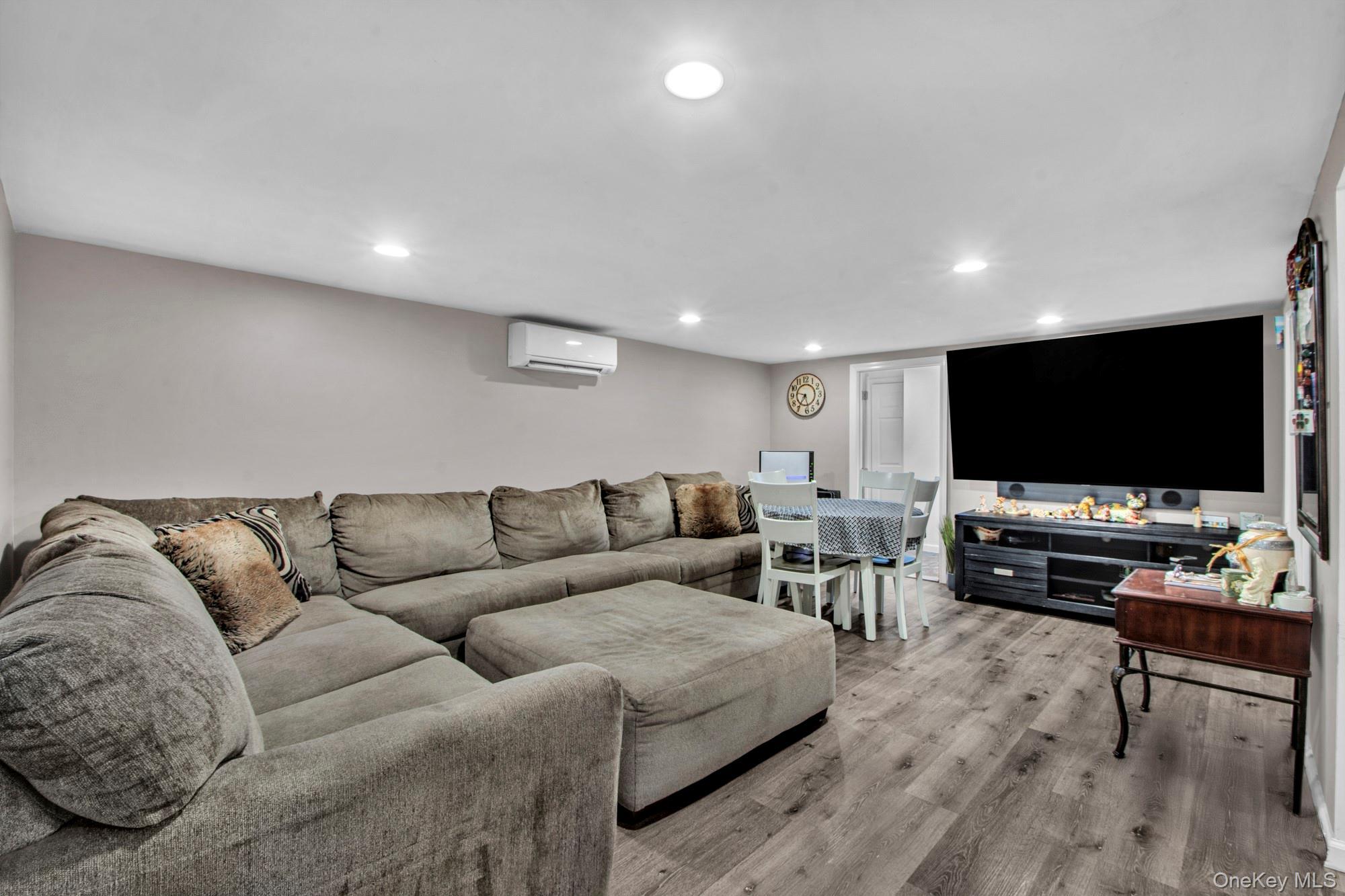 Single Family Redwood Nassau County, NY 11762, MLS-941551-17