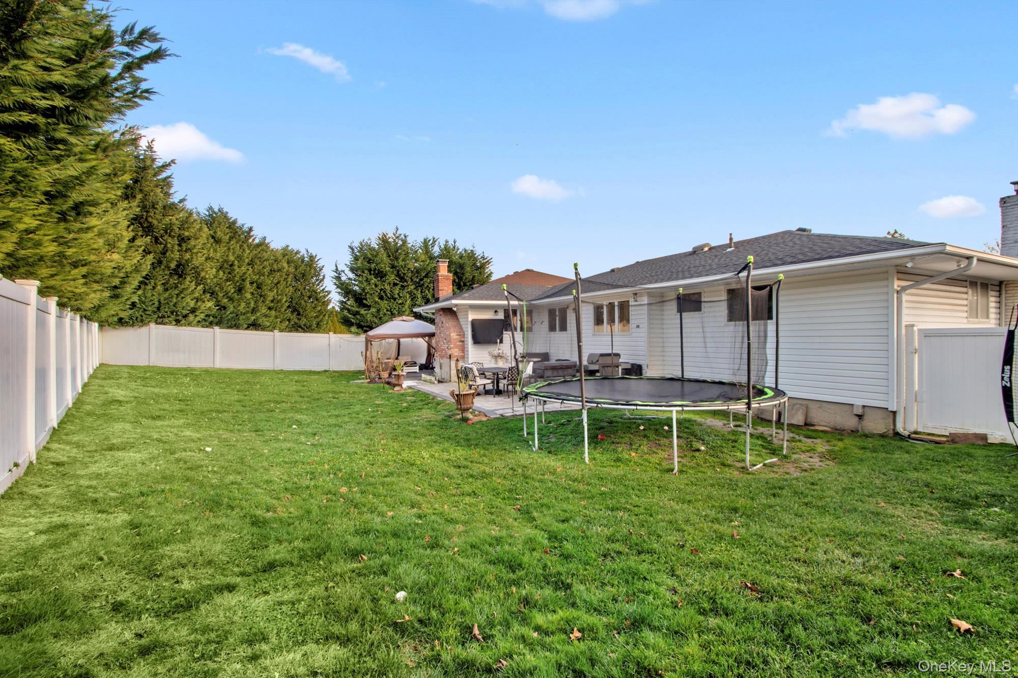 Single Family Redwood Nassau County, NY 11762, MLS-941551-25