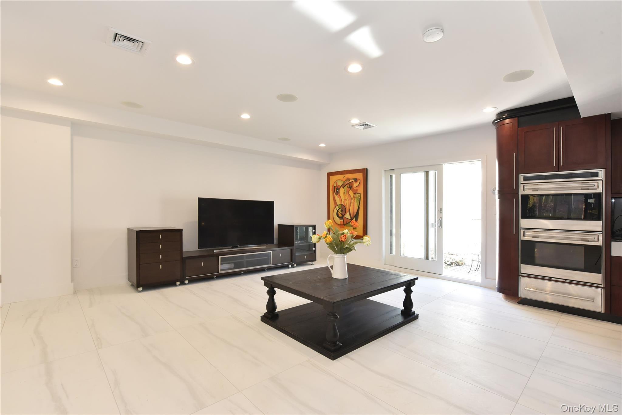 Single Family Midland Queens, NY 11432, MLS-941627-22