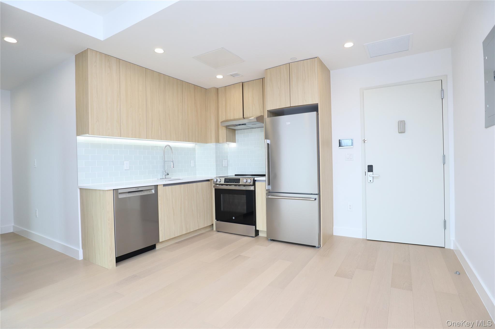 Condo Northern Bloulevard  Queens, NY 11354, MLS-941719-14