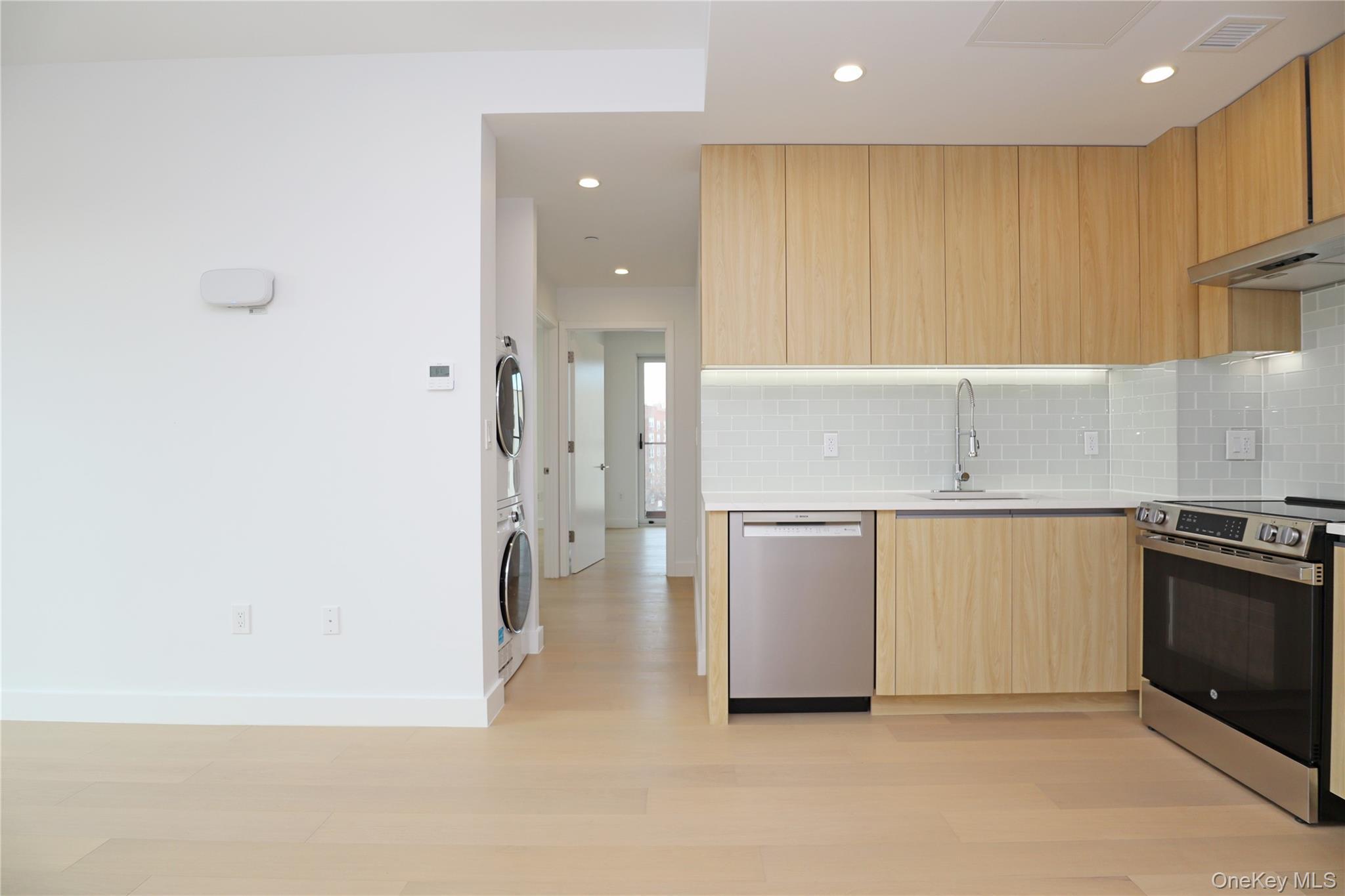 Condo Northern Bloulevard  Queens, NY 11354, MLS-941719-15