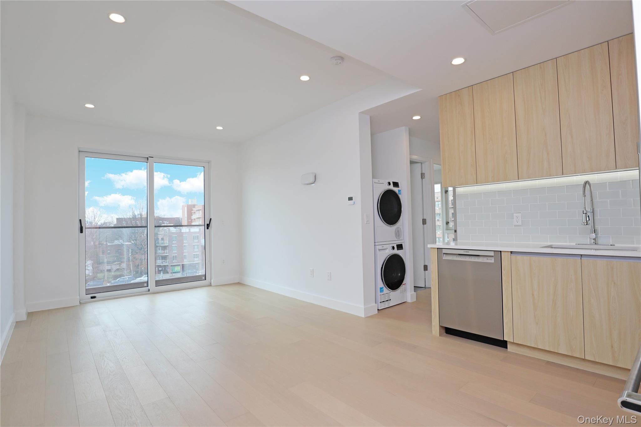 Condo Northern Bloulevard  Queens, NY 11354, MLS-941719-16