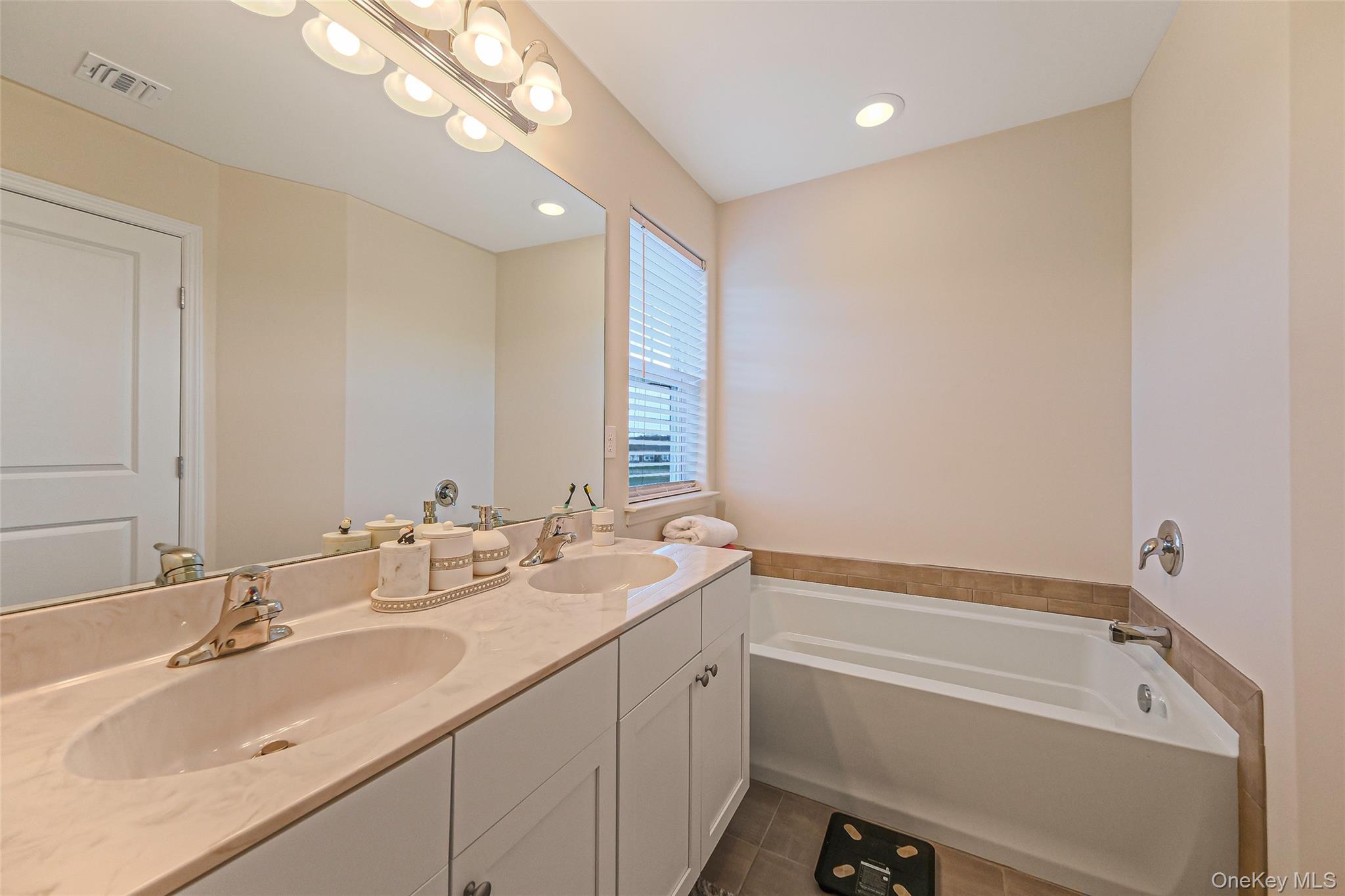 Single Family Pondview  Suffolk County, NY 11967, MLS-941803-28