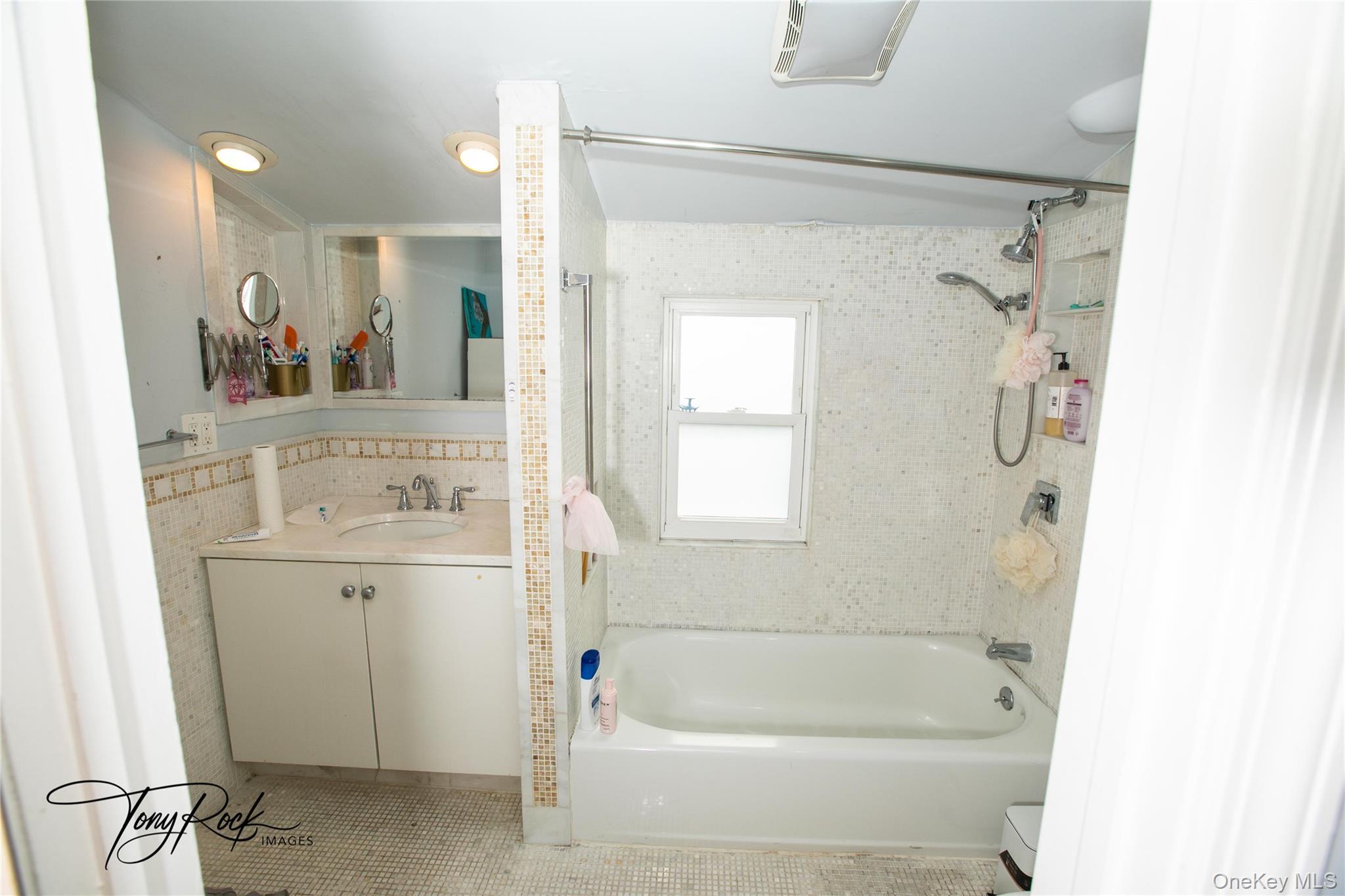 Single Family Glamford Nassau County, NY 11050, MLS-941813-11