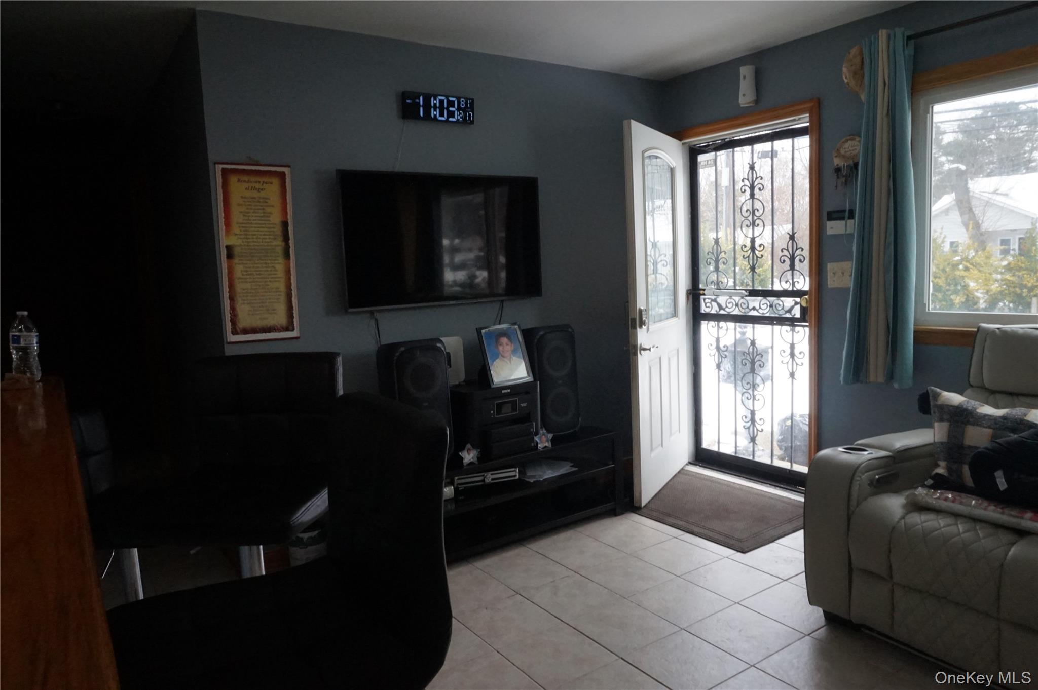 Single Family Thompson  Suffolk County, NY 11706, MLS-941910-3