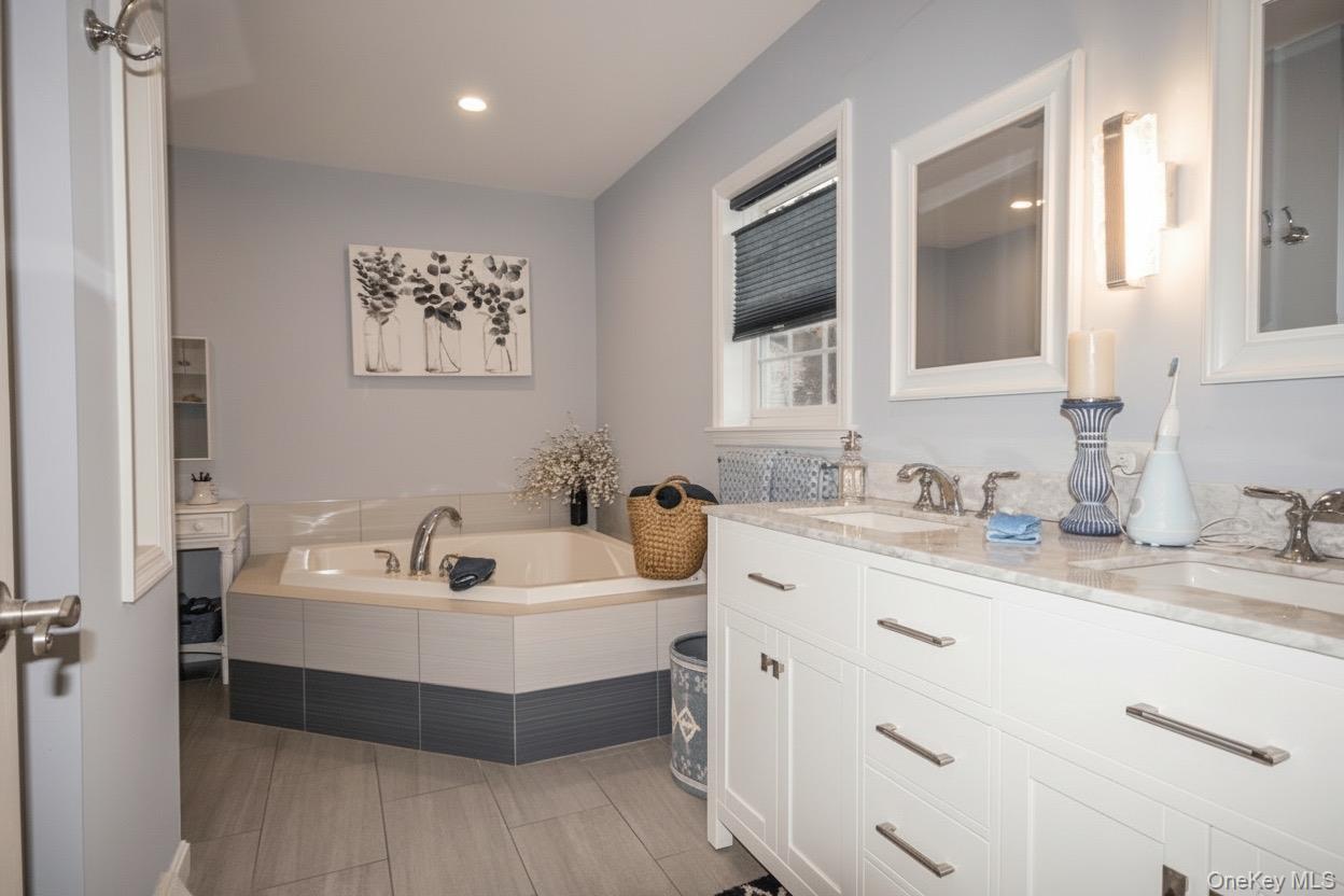 Single Family Old Country Rd  Suffolk County, NY 11901, MLS-942069-8