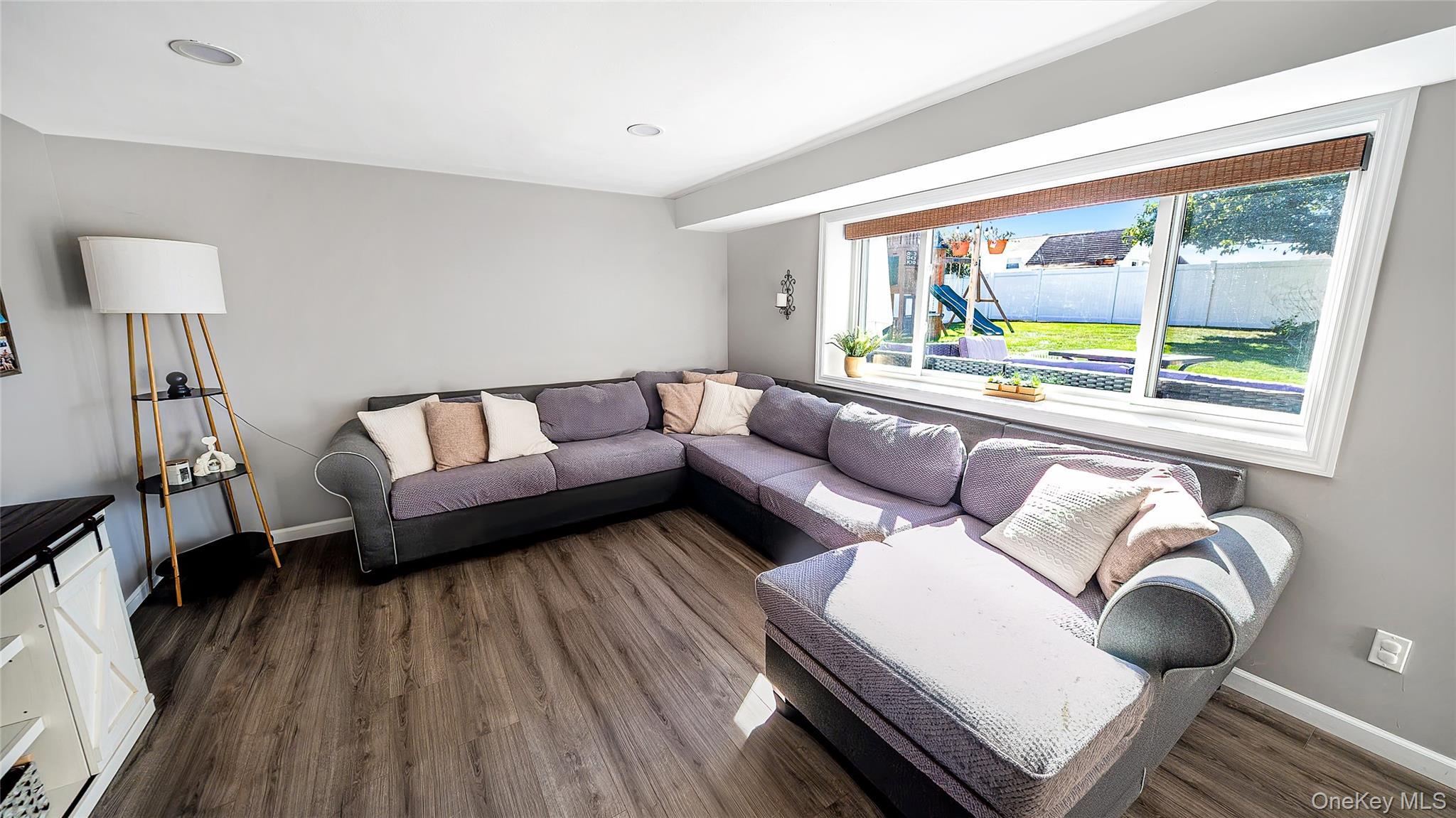 Single Family Ponder Suffolk County, NY 11729, MLS-942167-25