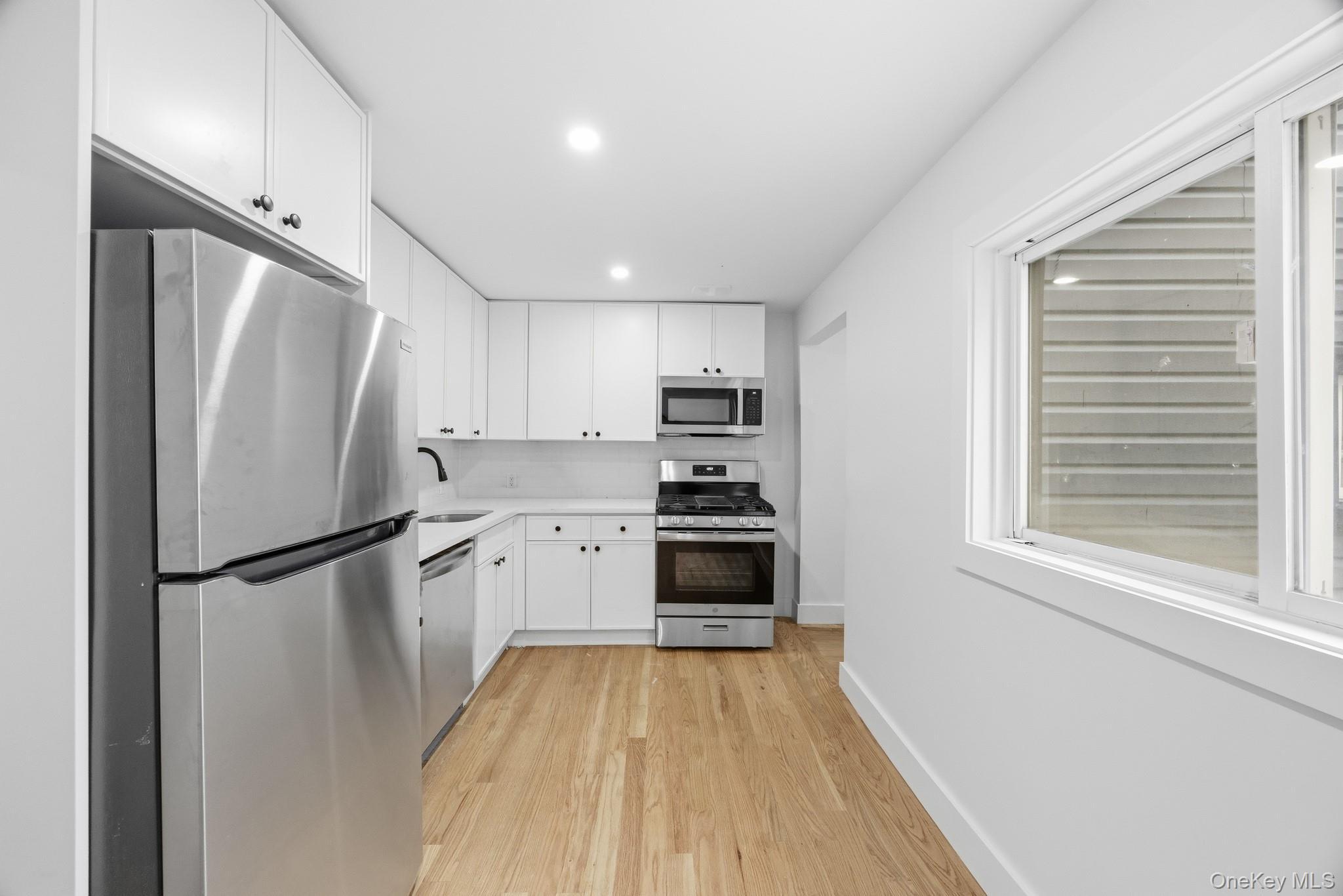 Single Family De Reimer Bronx, NY 10466, MLS-942201-3