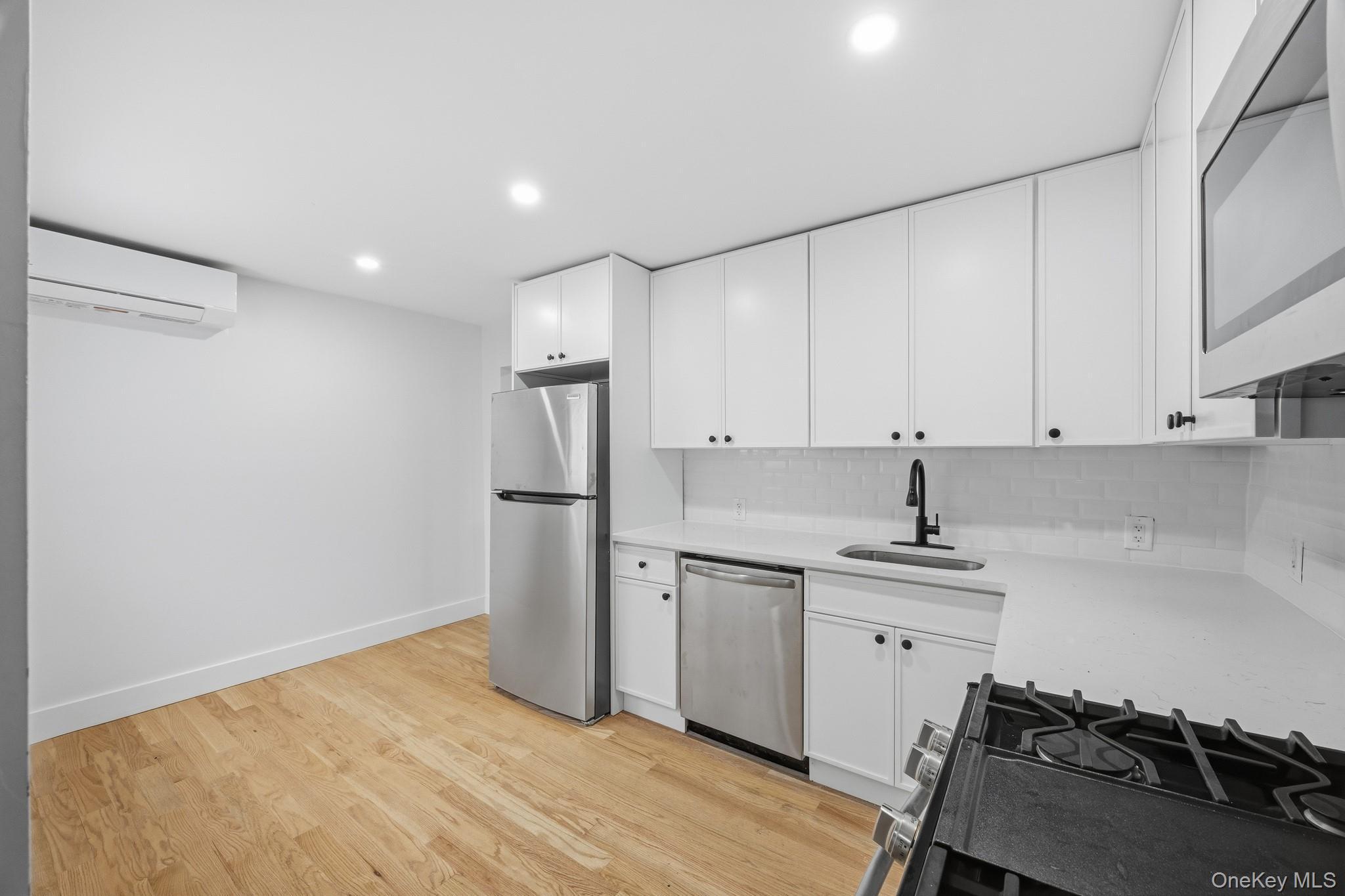 Single Family De Reimer Bronx, NY 10466, MLS-942201-4