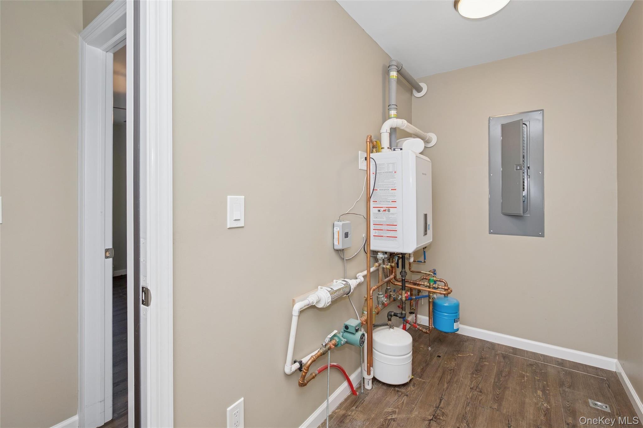 Single Family Willow Nassau County, NY 11793, MLS-942330-17