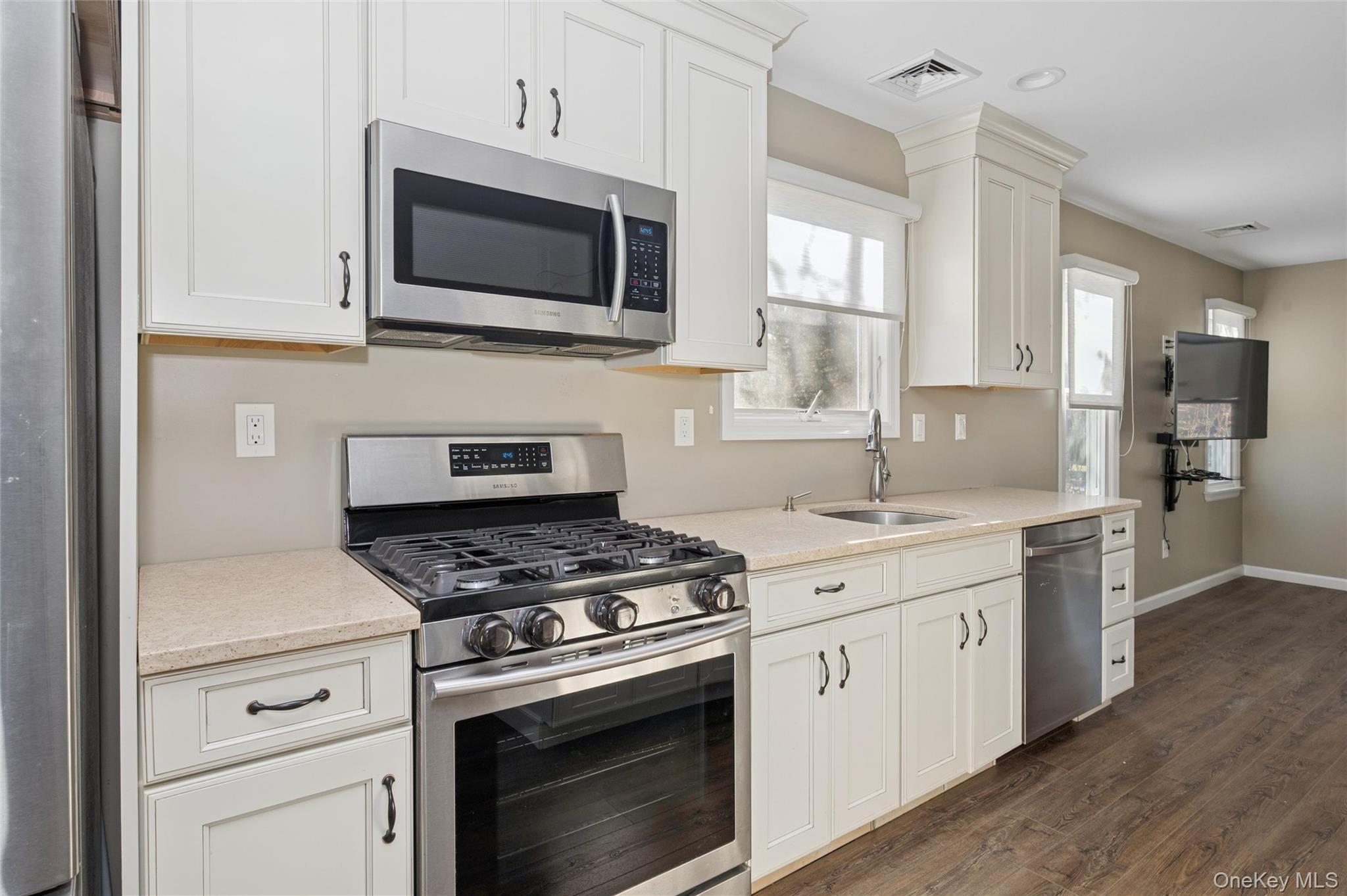 Single Family Willow Nassau County, NY 11793, MLS-942330-9