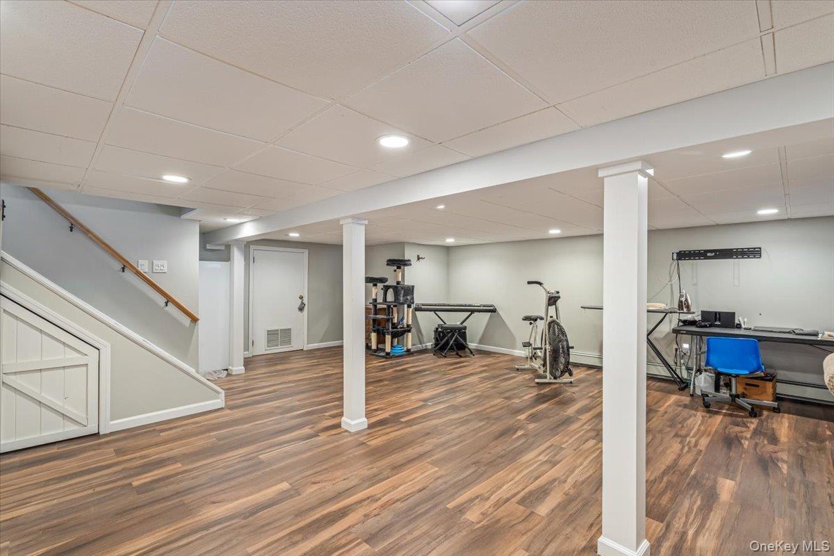 Single Family Upland Suffolk County, NY 11731, MLS-942433-27