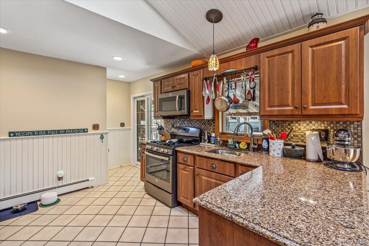 Single Family Upland Suffolk County, NY 11731, MLS-942433-9