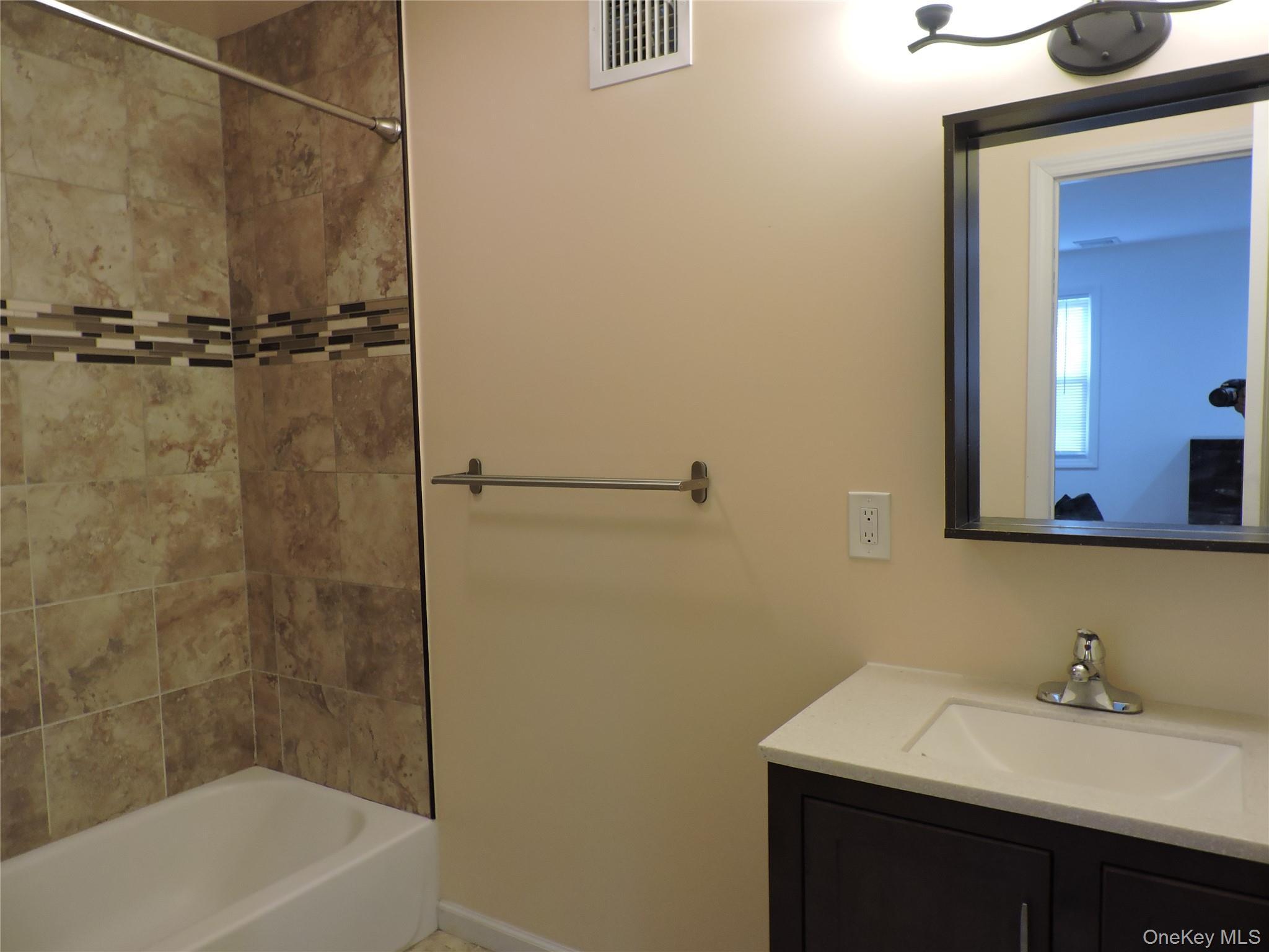 Single Family Bainbridge Nassau County, NY 11575, MLS-942579-10