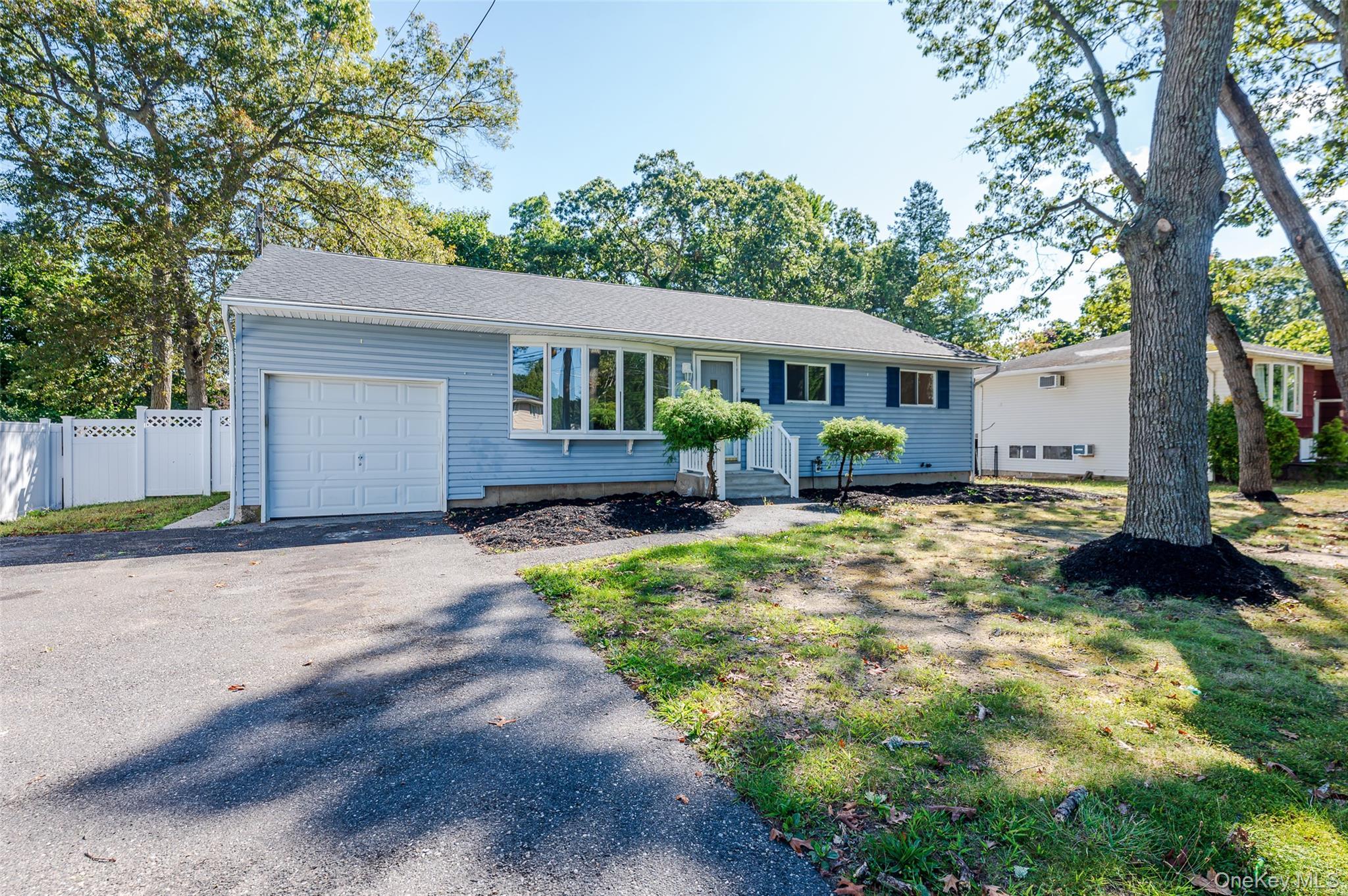 Single Family Waverly  Suffolk County, NY 11738, MLS-942593-19