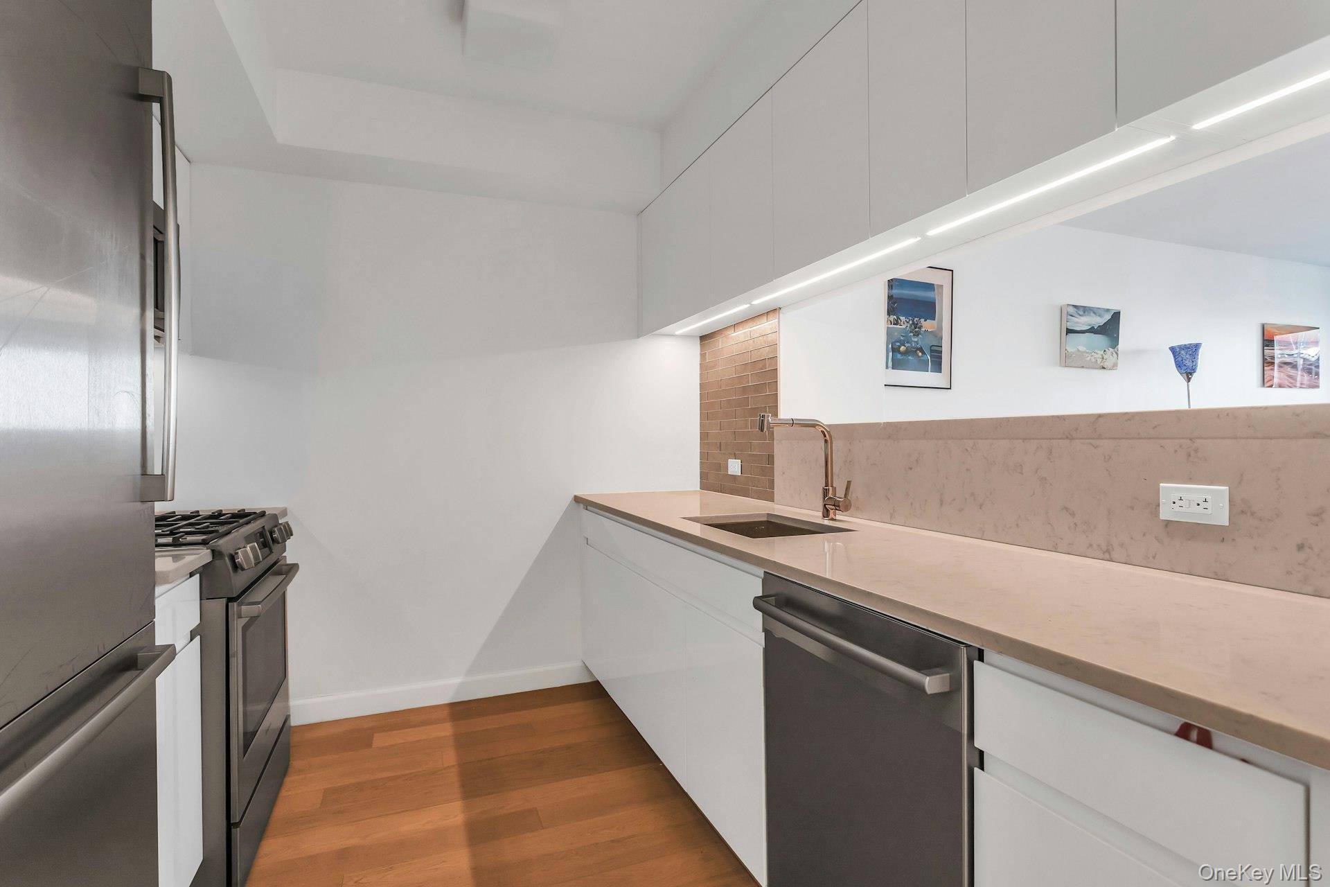 Condo 39th  Queens, NY 11354, MLS-942684-21