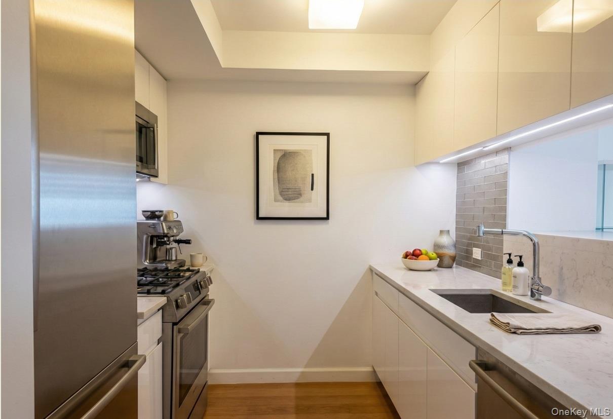 Condo 39th  Queens, NY 11354, MLS-942822-3