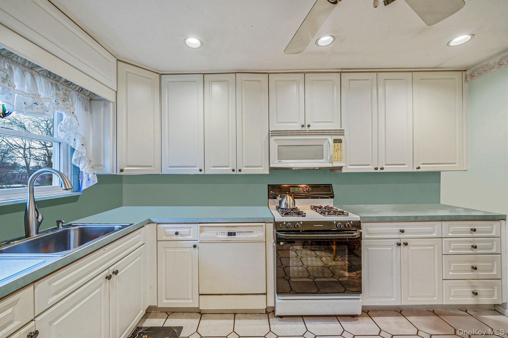 Single Family Woodrow Suffolk County, NY 11704, MLS-943226-6