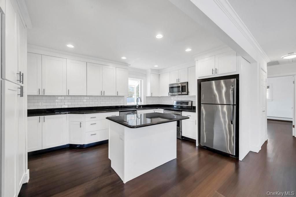 Single Family 28th Suffolk County, NY 11798, MLS-943639-10