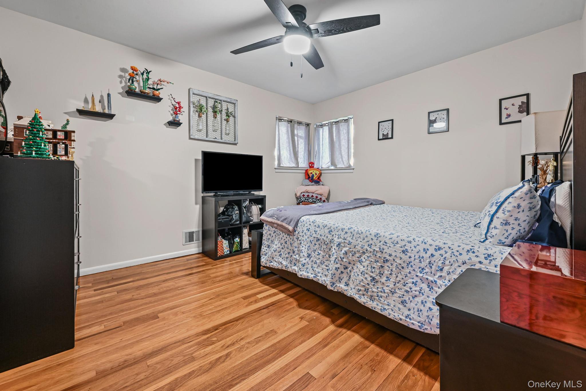 Single Family Crestwood Nassau County, NY 11735, MLS-943959-14