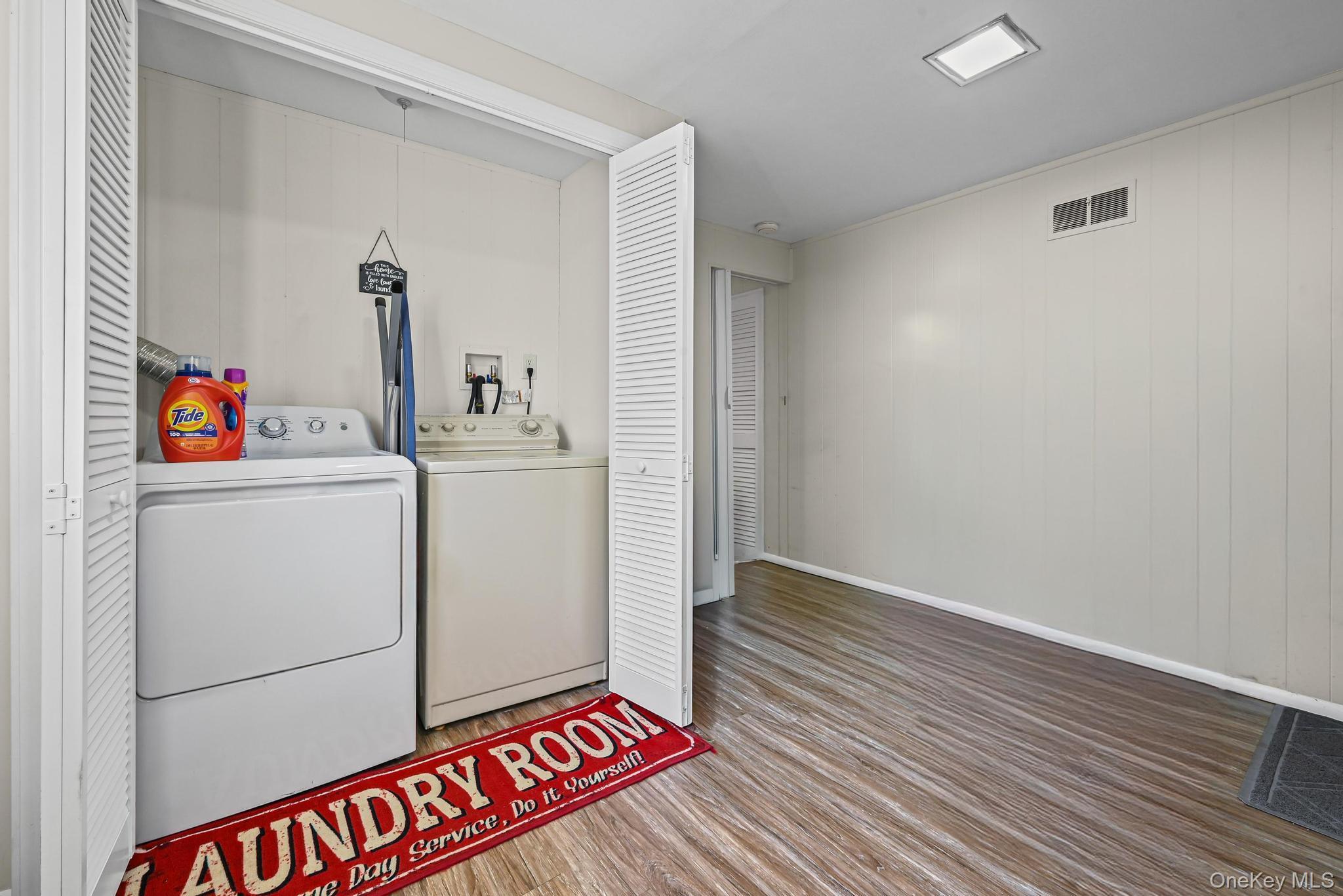 Single Family Crestwood Nassau County, NY 11735, MLS-943959-17