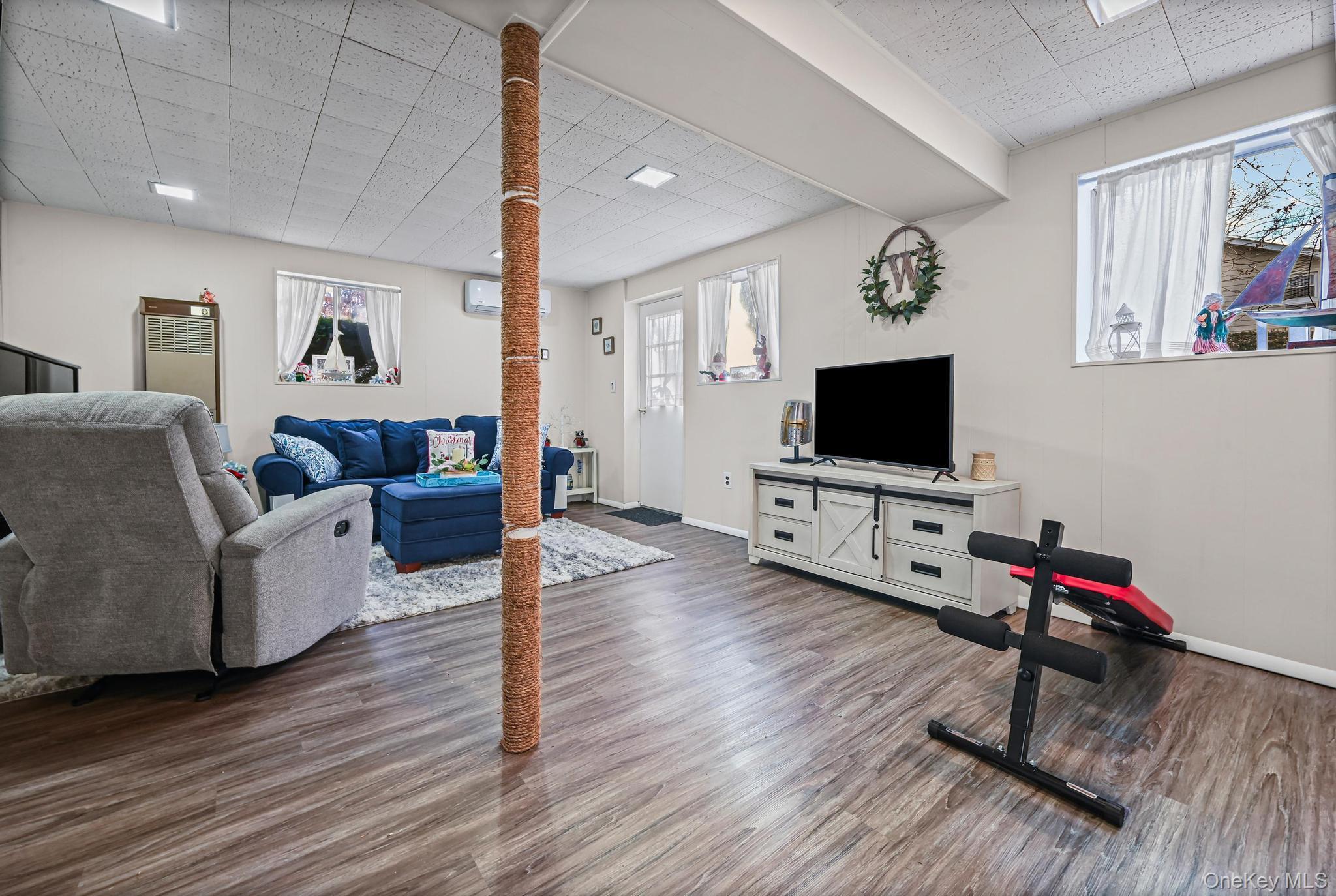 Single Family Crestwood Nassau County, NY 11735, MLS-943959-21