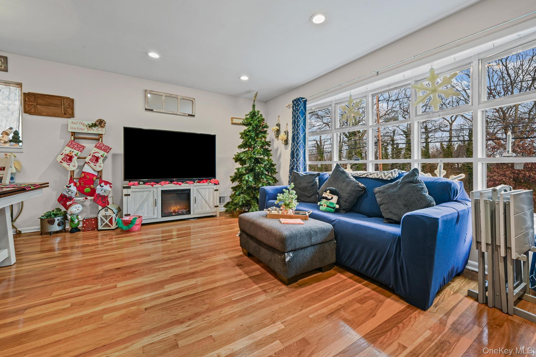 Single Family Crestwood Nassau County, NY 11735, MLS-943959-6