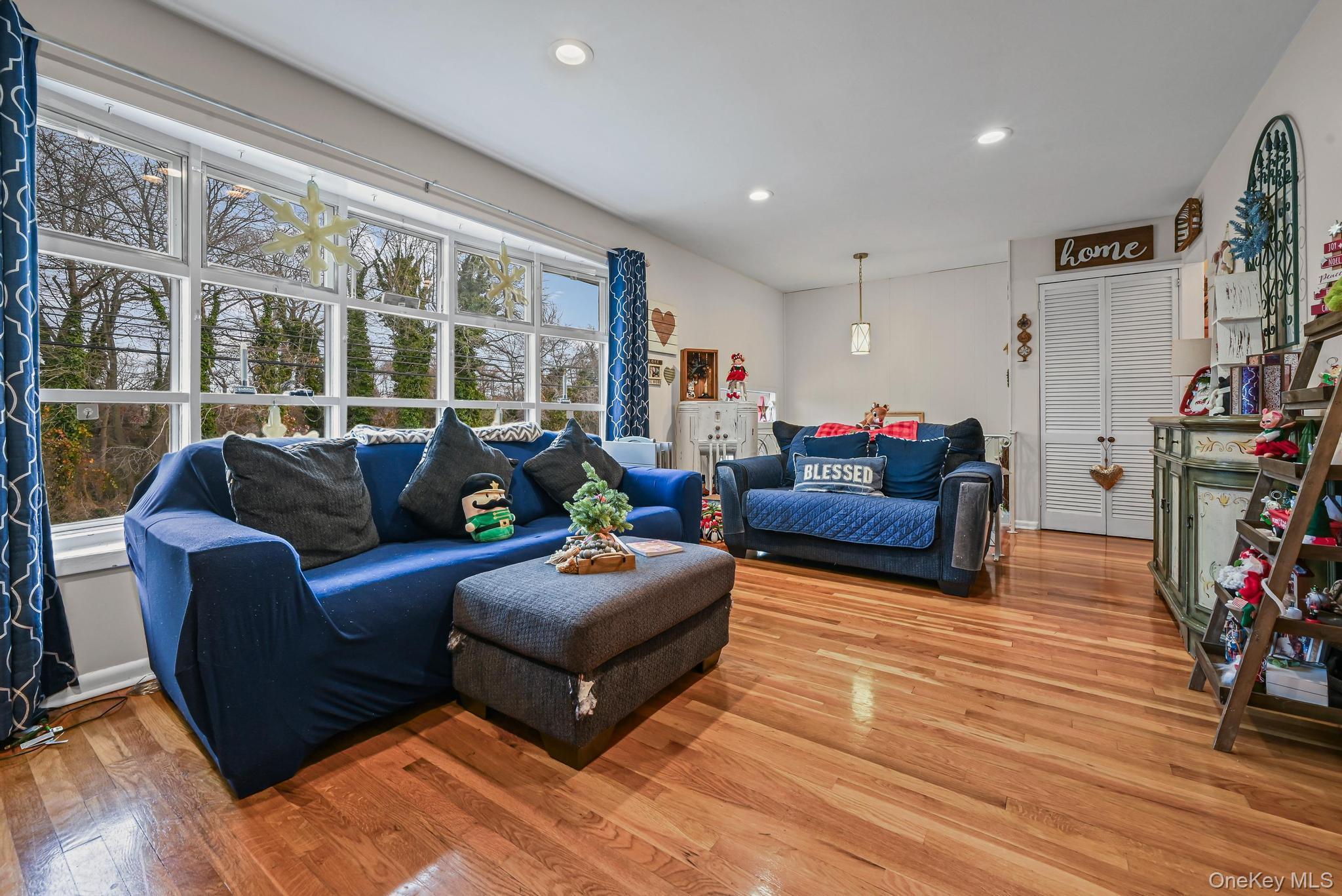 Single Family Crestwood Nassau County, NY 11735, MLS-943959-7