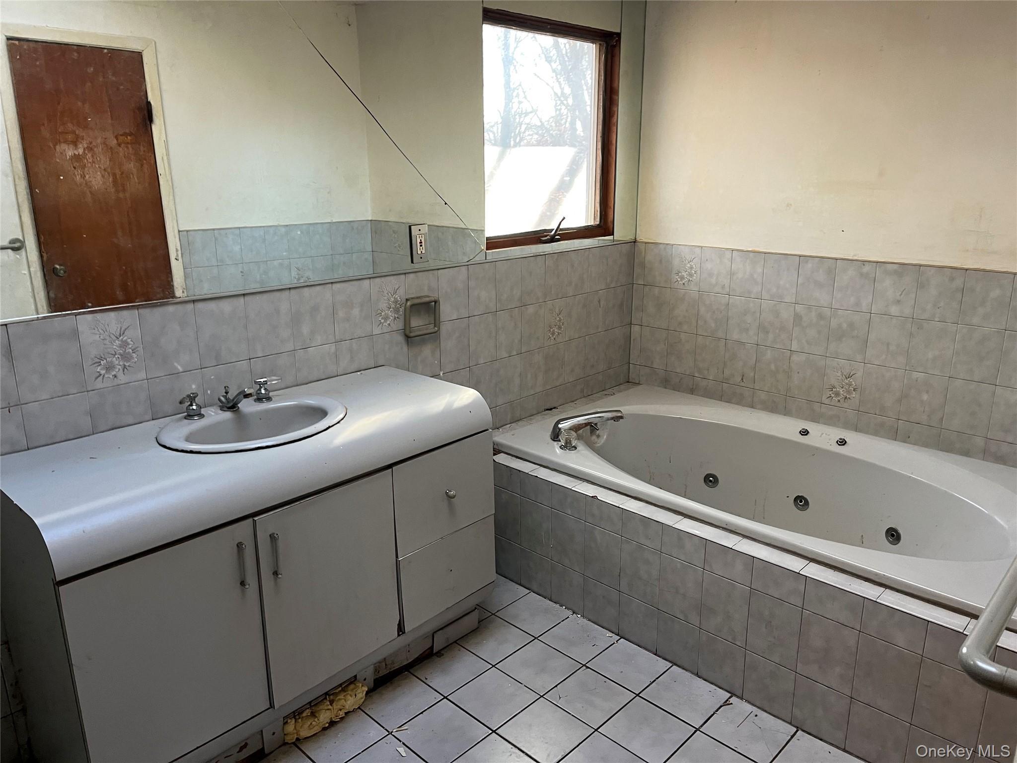 Single Family Connetquot  Suffolk County, NY 11722, MLS-944089-10