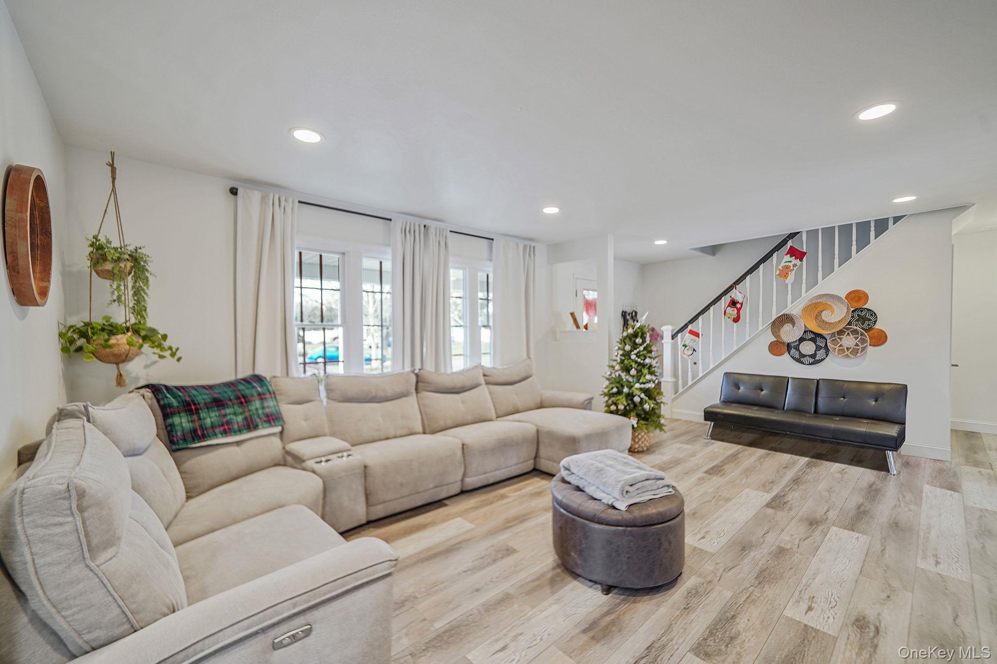 Single Family Pickwick Suffolk County, NY 11790, MLS-944742-10