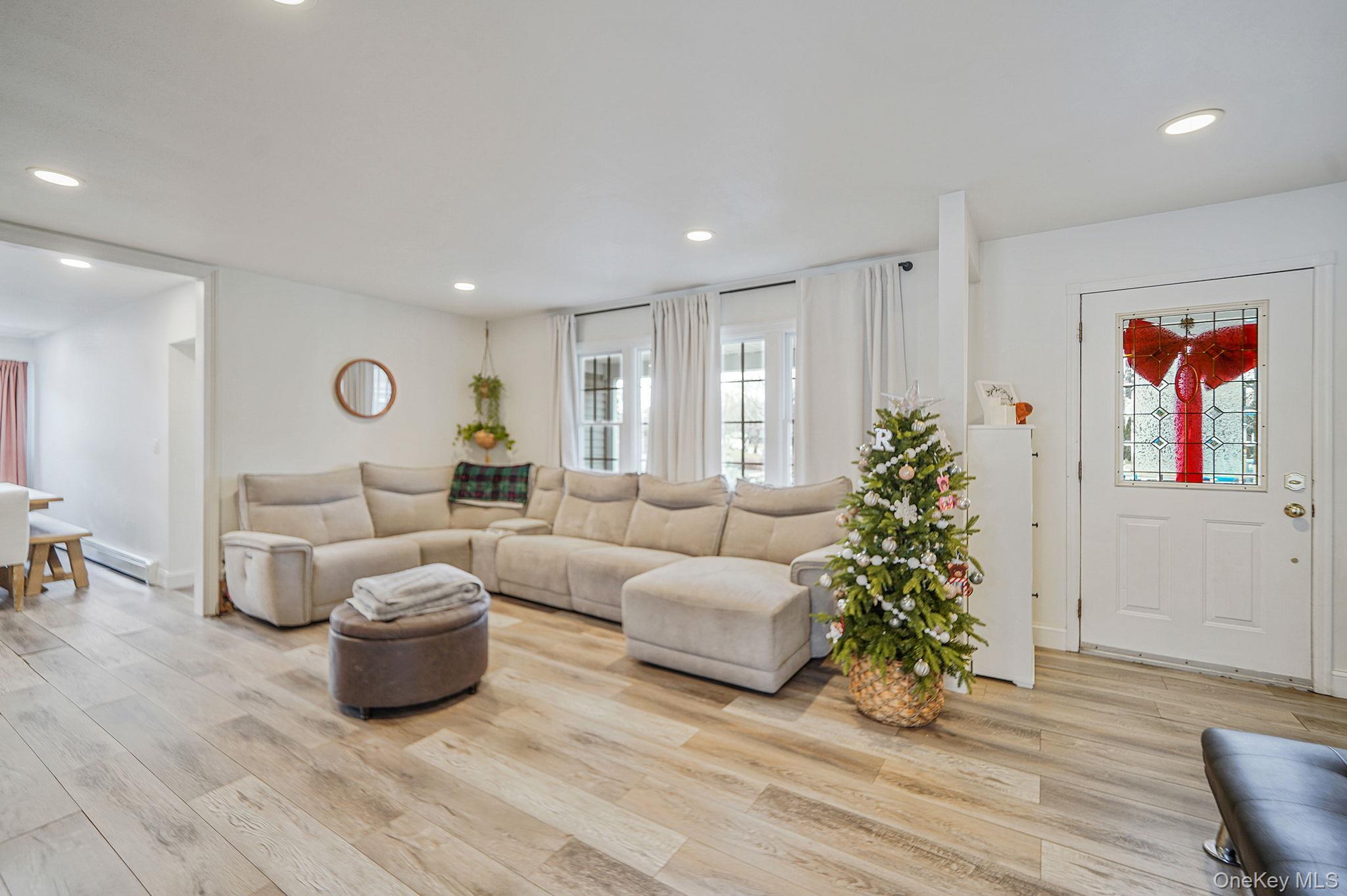 Single Family Pickwick Suffolk County, NY 11790, MLS-944742-9